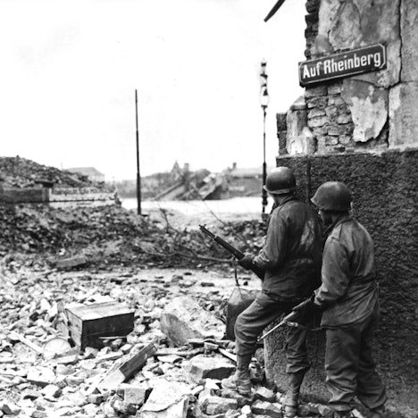 American infantrymen peer wearily around a street corner in Cologne Germany March 6, 1945. Infantrymen of the 104th Infantry Division, 1st U.S. Army, peer wearily around a street corner in Cologne Germany during its capture. March 6, 1945. PUBLICATIONxINxGERxSUIxAUTxONLY Copyright: xPhoto12/Coll-DITE/USISx DIT01138_040