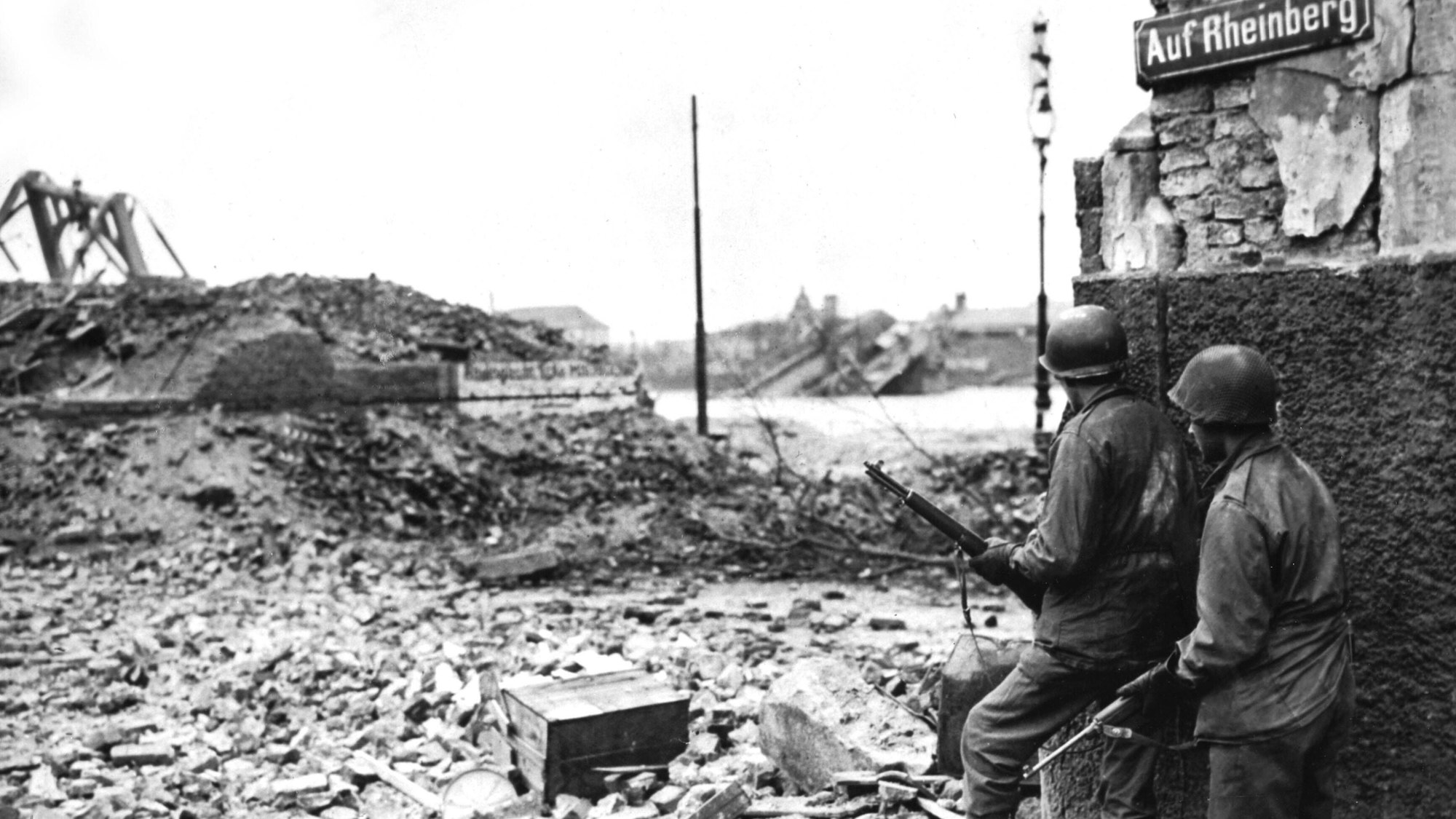 American infantrymen peer wearily around a street corner in Cologne Germany March 6, 1945. Infantrymen of the 104th Infantry Division, 1st U.S. Army, peer wearily around a street corner in Cologne Germany during its capture. March 6, 1945. PUBLICATIONxINxGERxSUIxAUTxONLY Copyright: xPhoto12/Coll-DITE/USISx DIT01138_040