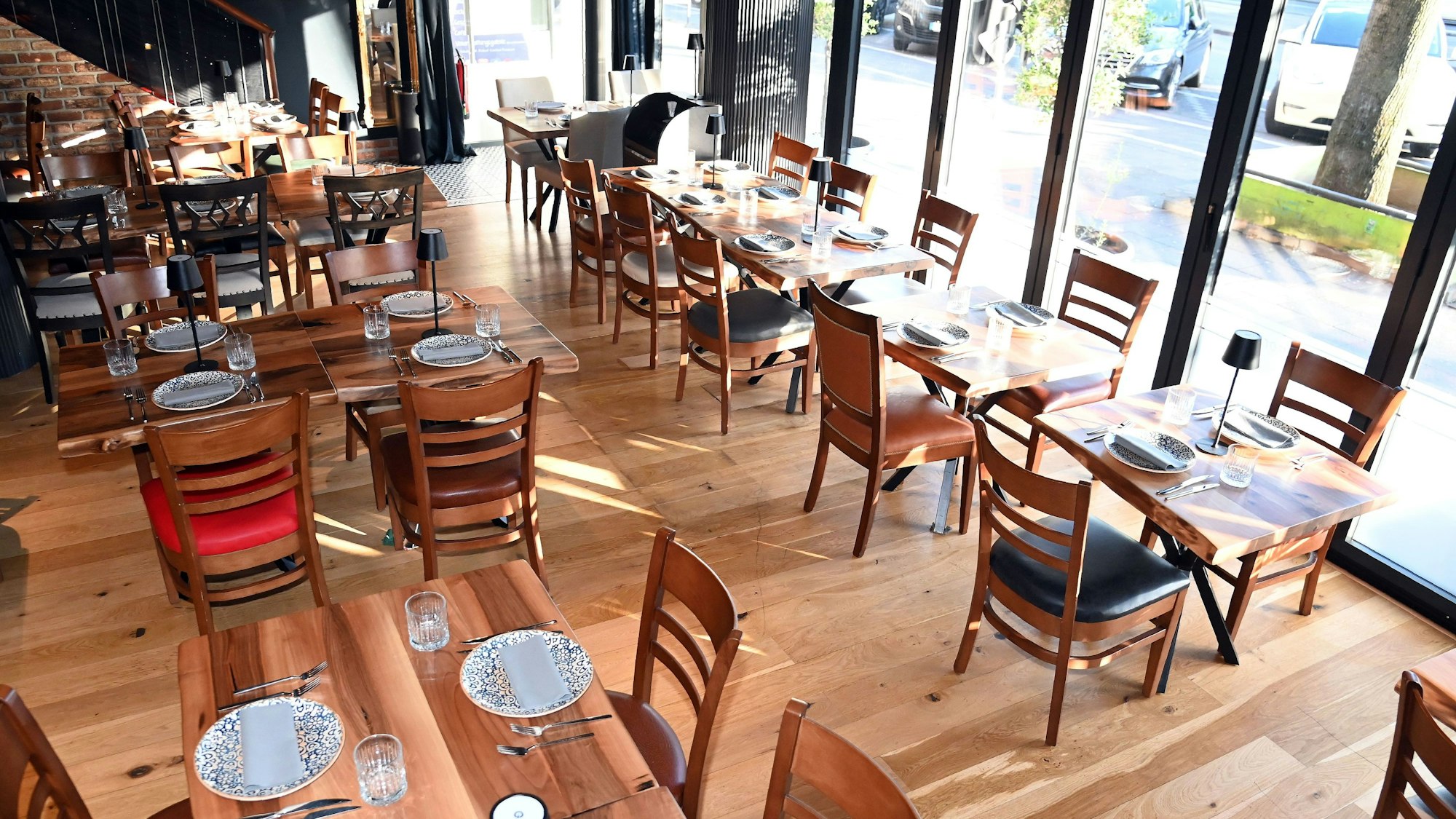 26.02.2025 Köln. Gastrokritik von Carsten Henn („Henns Geschmackssache“) über das „Bosporus“. Foto nicht aktuell. Bis 2013 überzeugte das „Bosporus“ in der Weidengasse als erster Türke, der nichts mit einer Döner-Bude gemein hatte. Jetzt ist es in den Räumen des alten „Maca-Ronni “zurück. Es gibt kein Foto von einem Gericht, da die Karte demnächst wechselt und man kein altes Gericht auf den Fotos sehen will. Foto: Alexander Schwaiger