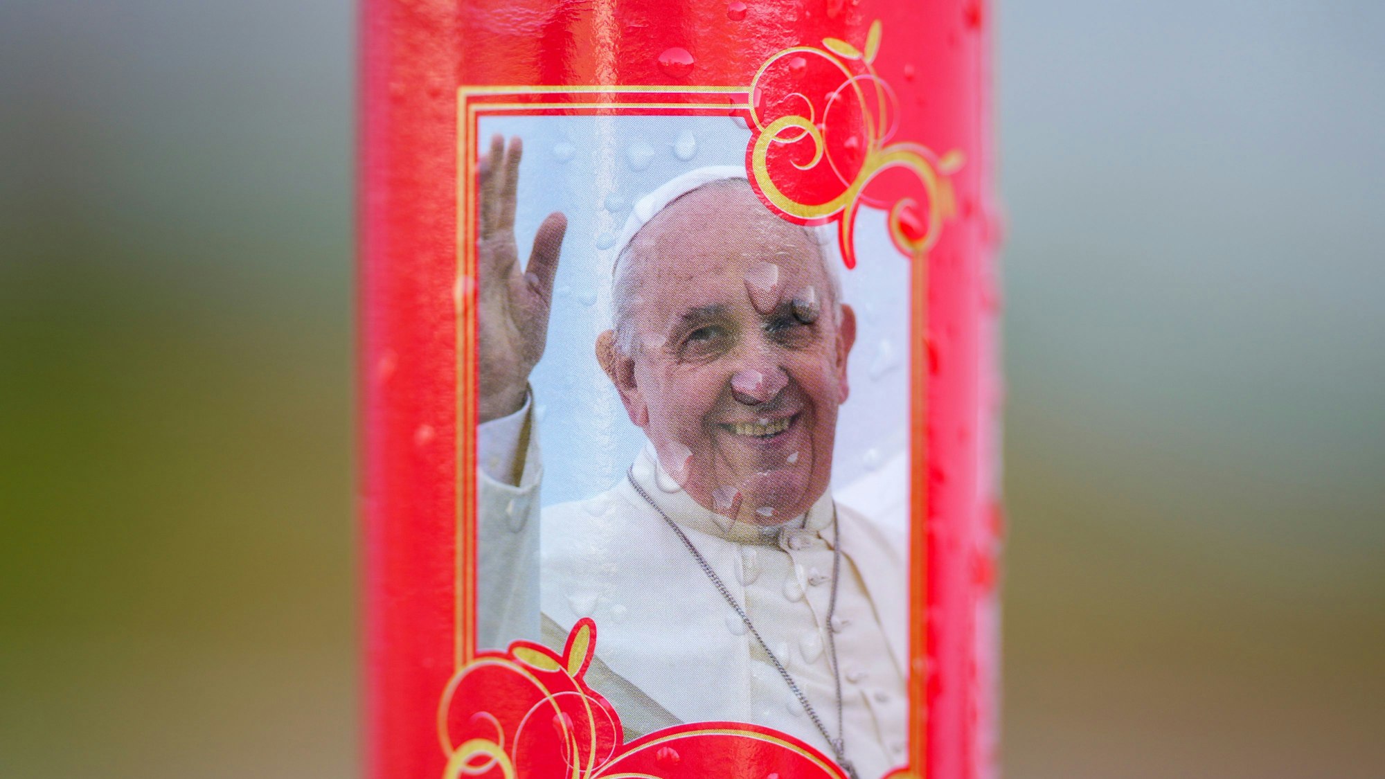 26.02.2025, Italien, Rom: Kerzen und Blumen für Papst Franziskus stehen an der Poliklinik Agostino Gemelli wo der Papst seit Freitag, 14. Februar, im Krankenhaus liegt.. Foto: Andrew Medichini/AP/dpa +++ dpa-Bildfunk +++
