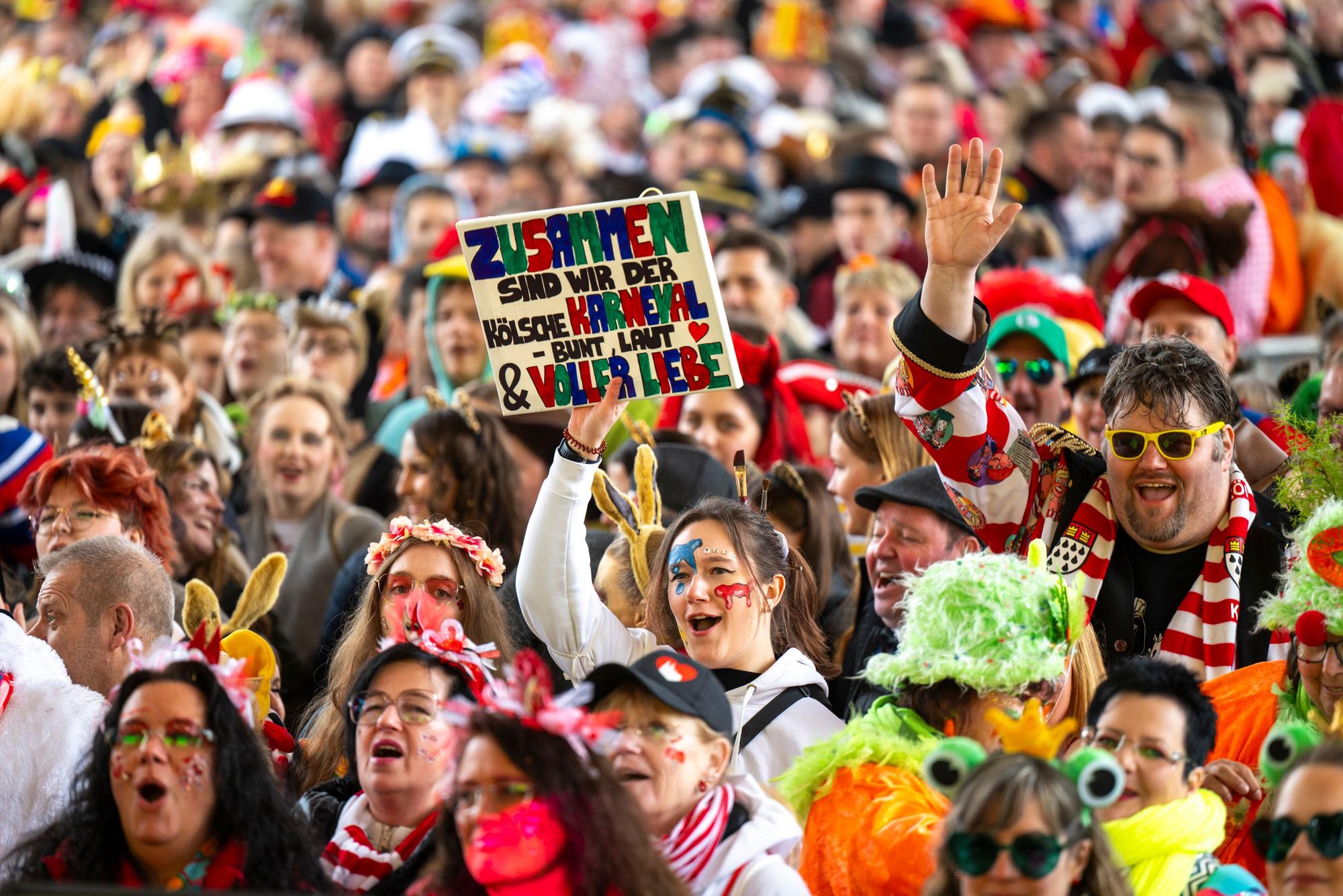 Das Publikum wünscht sich, dass der Karneval bunt, laut und voller Liebe ist.