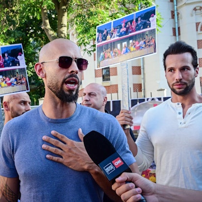 Andrew Tate und sein Bruder Tristan Tate (r.) dürfen Rumänien vorerst verlassen. (Archivbild)