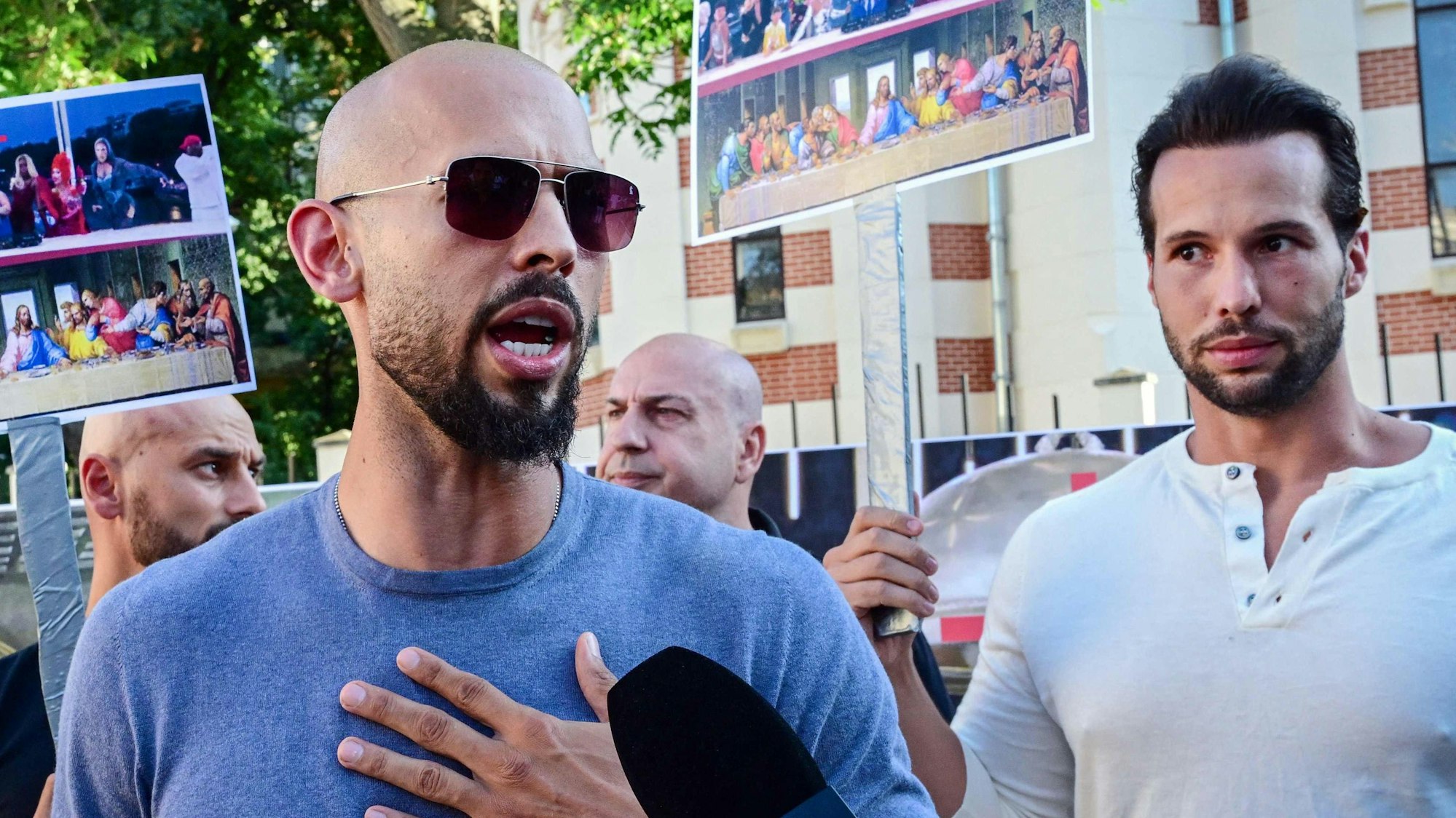 Andrew Tate und sein Bruder Tristan Tate (r.) dürfen Rumänien vorerst verlassen. (Archivbild)