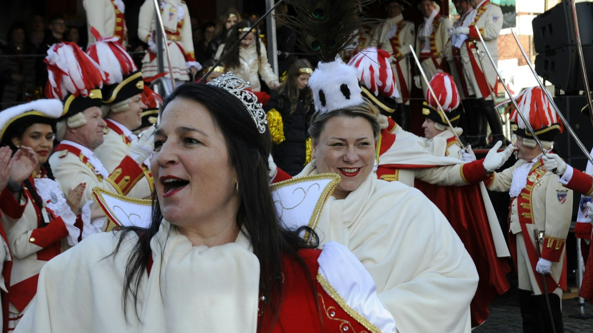 Zwei Frauehn lächeln.