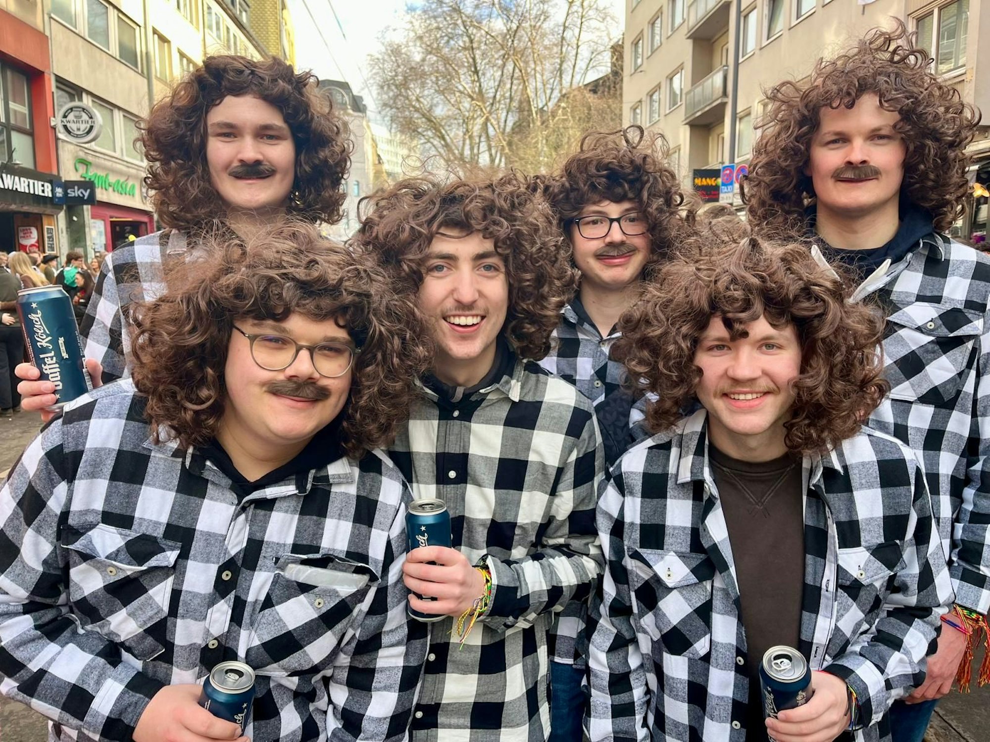 Eine Gruppe Karnevalisten ist als Wolfgang Petry verkleidet.