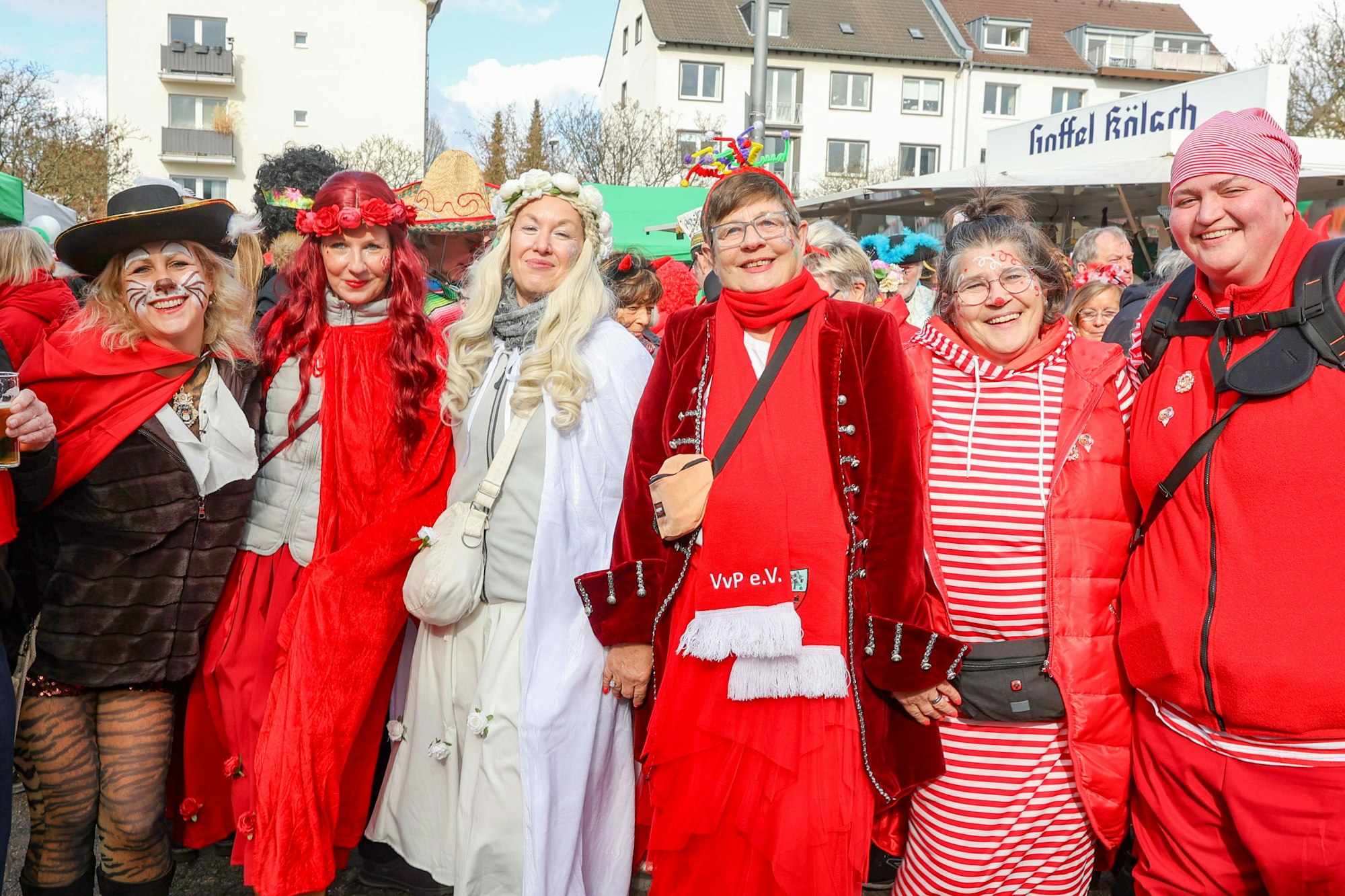 27.02.2025
Köln:
Die Kölner Karnevalsgesellschaft Alt-Lindenthal e.V. feiert den Start in den Straßenkarneval auf dem Hermeskeiler Platz. 
Foto: Martina Goyert