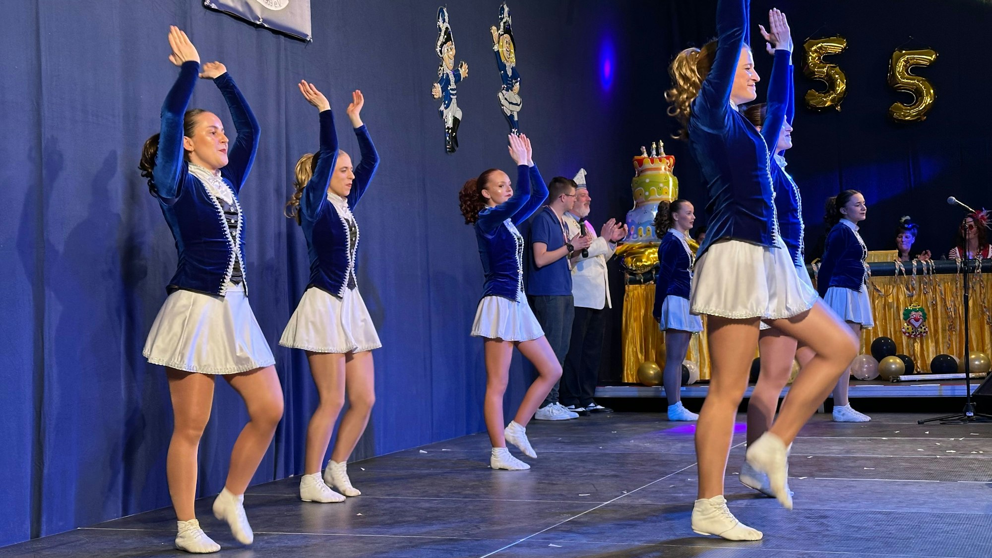 Der Auftritt der Tanzgarde der Blau-Wiesse Essele Menden wurde umjubelt.