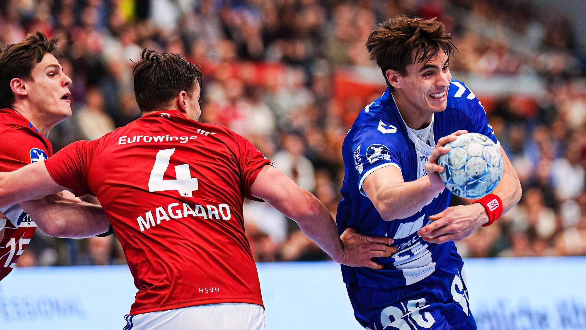 VfL-Handballer Julian Köster im Angriffsspiel gegen Hamburg.