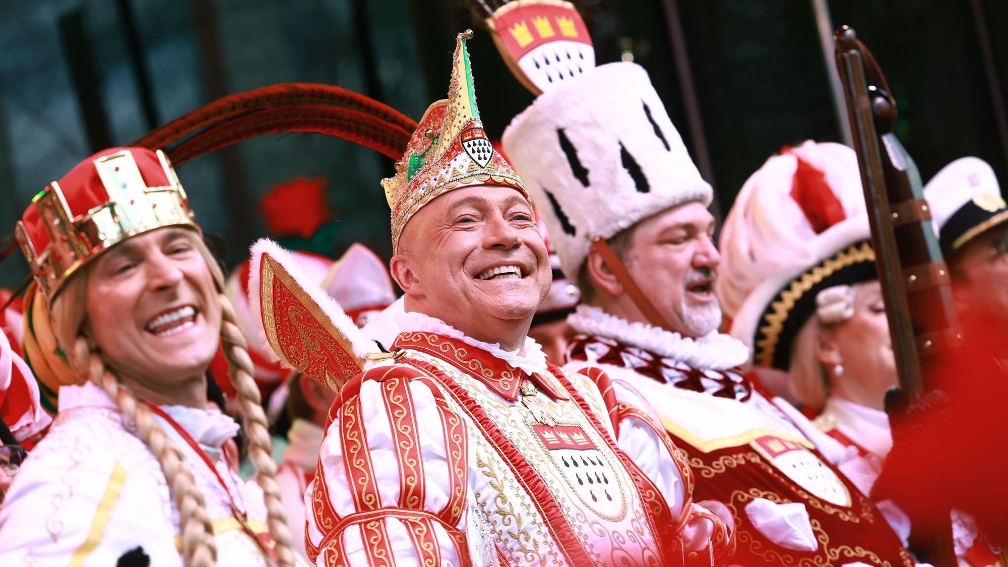 27.02.2025, Nordrhein-Westfalen, Köln: Das Kölner Dreigestirn 2025, Prinz René, Bauer Michael und Jungfrau Marlis, stehen auf dem Alter Markt beim Karneval. Am Donnerstag beginnt mit der Weiberfastnacht die Karnevalssession 2025 unter dem Motto "FasteLOVEnd - wenn Dräum widder blöhe". Foto: Rolf Vennenbernd/dpa +++ dpa-Bildfunk +++