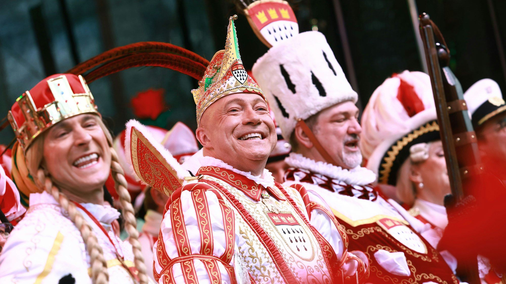 27.02.2025, Nordrhein-Westfalen, Köln: Das Kölner Dreigestirn 2025, Prinz René, Bauer Michael und Jungfrau Marlis, stehen auf dem Alter Markt beim Karneval. Am Donnerstag beginnt mit der Weiberfastnacht die Karnevalssession 2025 unter dem Motto "FasteLOVEnd - wenn Dräum widder blöhe". Foto: Rolf Vennenbernd/dpa +++ dpa-Bildfunk +++