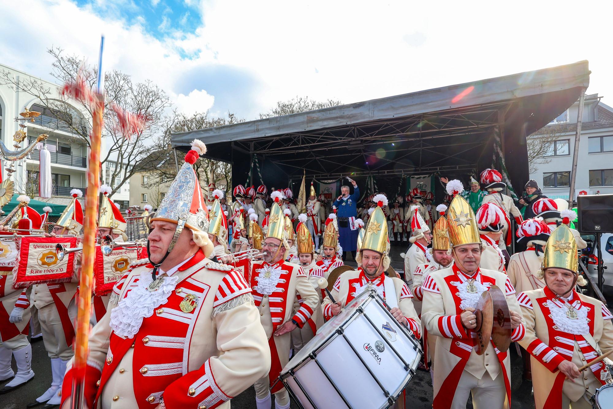 27.02.2025
Köln:
Die Kölner Karnevalsgesellschaft Alt-Lindenthal e.V. feiert den Start in den Straßenkarneval auf dem Hermeskeiler Platz.
Auftritt der Prinzengarde.