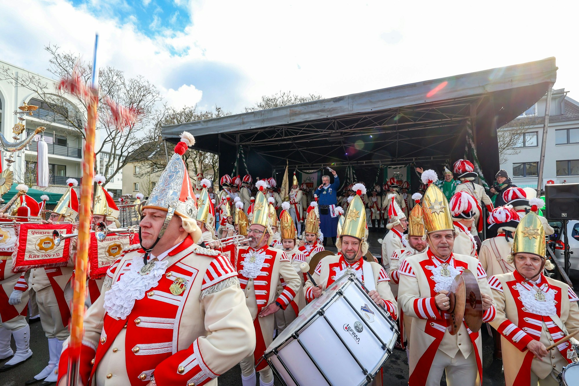 27.02.2025
Köln:
Die Kölner Karnevalsgesellschaft Alt-Lindenthal e.V. feiert den Start in den Straßenkarneval auf dem Hermeskeiler Platz. 
Auftritt der Prinzengarde.