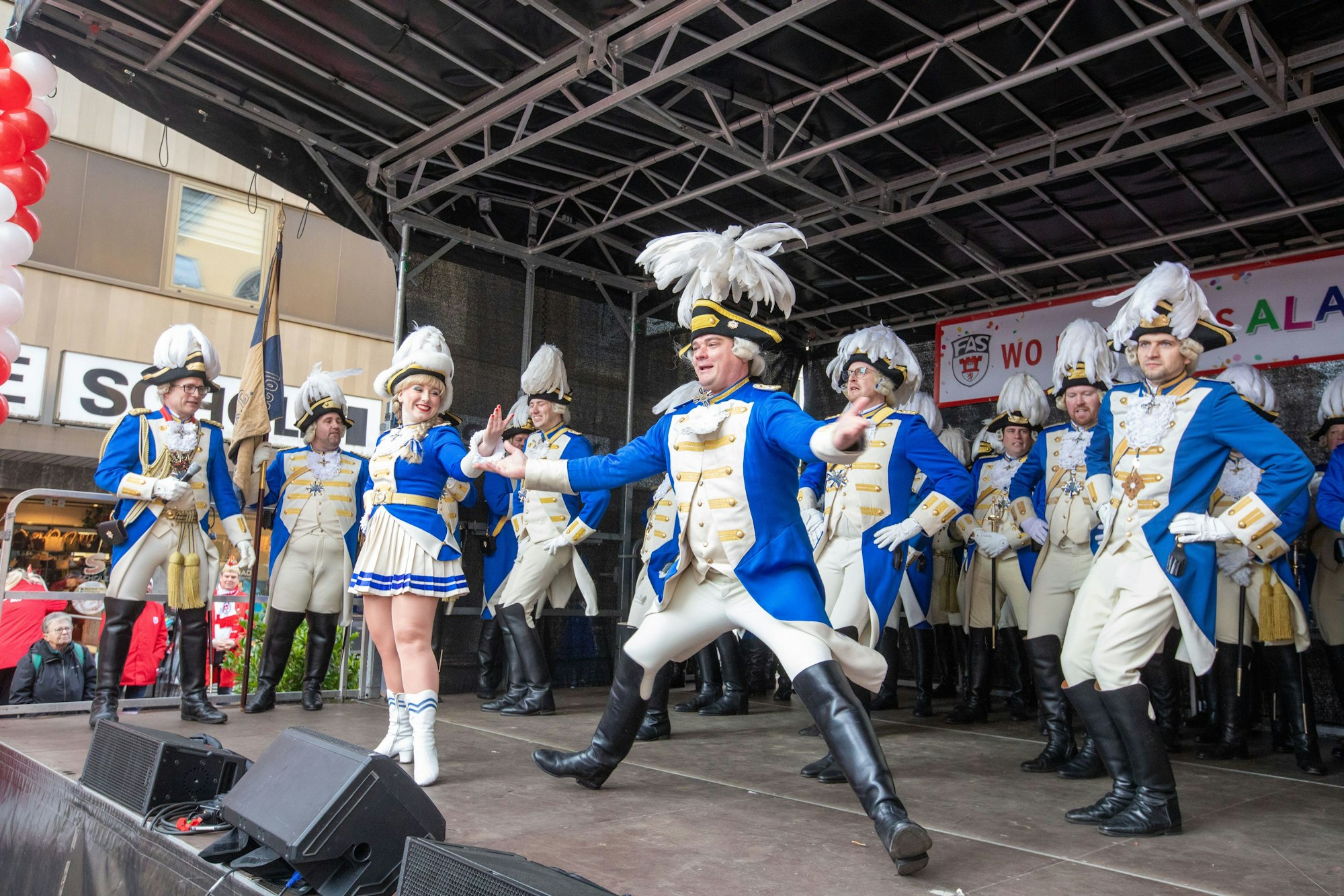 Auf der Bühne das Tanzpaar vom Garde-Korps Köln Blau-Weiß Zündorf: Regimentstochter Lena Bajt und Tanzoffizier Maximilian Masgai.