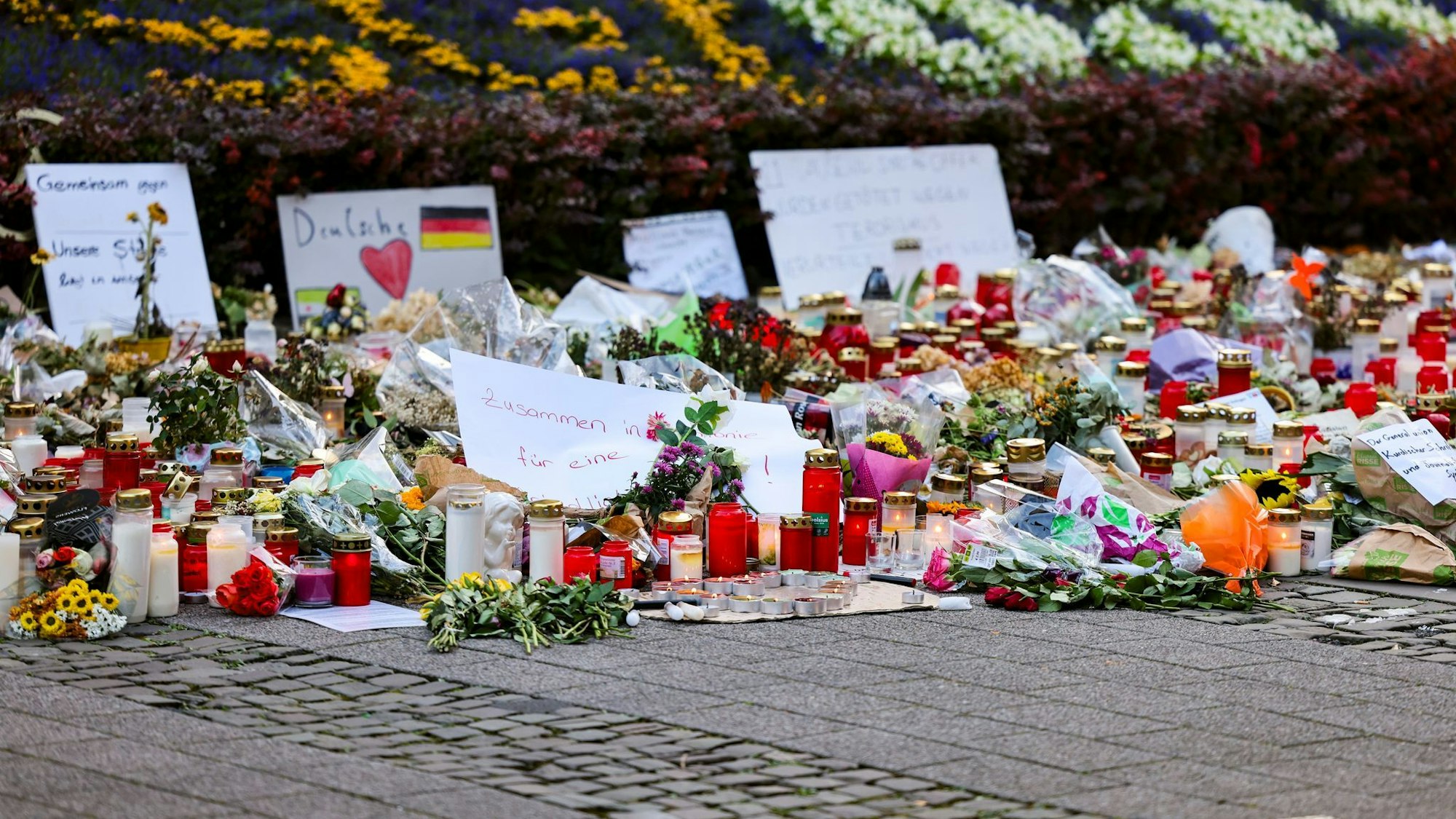 Viele Menschen haben nach dem Anschlag Blumen niedergelegt und Kerzen gebracht. (Archivbild)