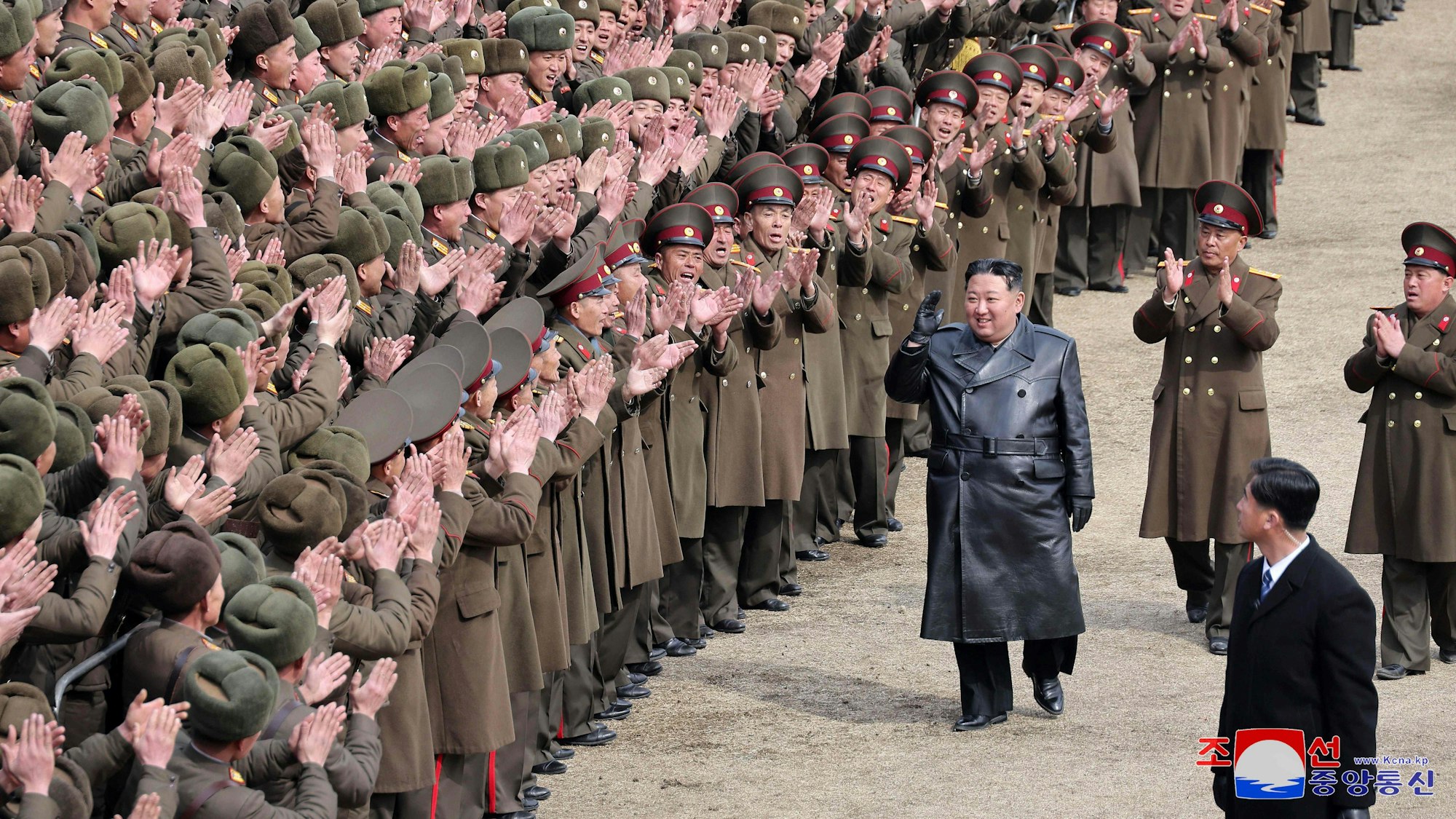 Kim Jong Un grüßt nordkoreanische Soldaten in der Kang-Kon-Militärakademie nahe Pjöngjang.