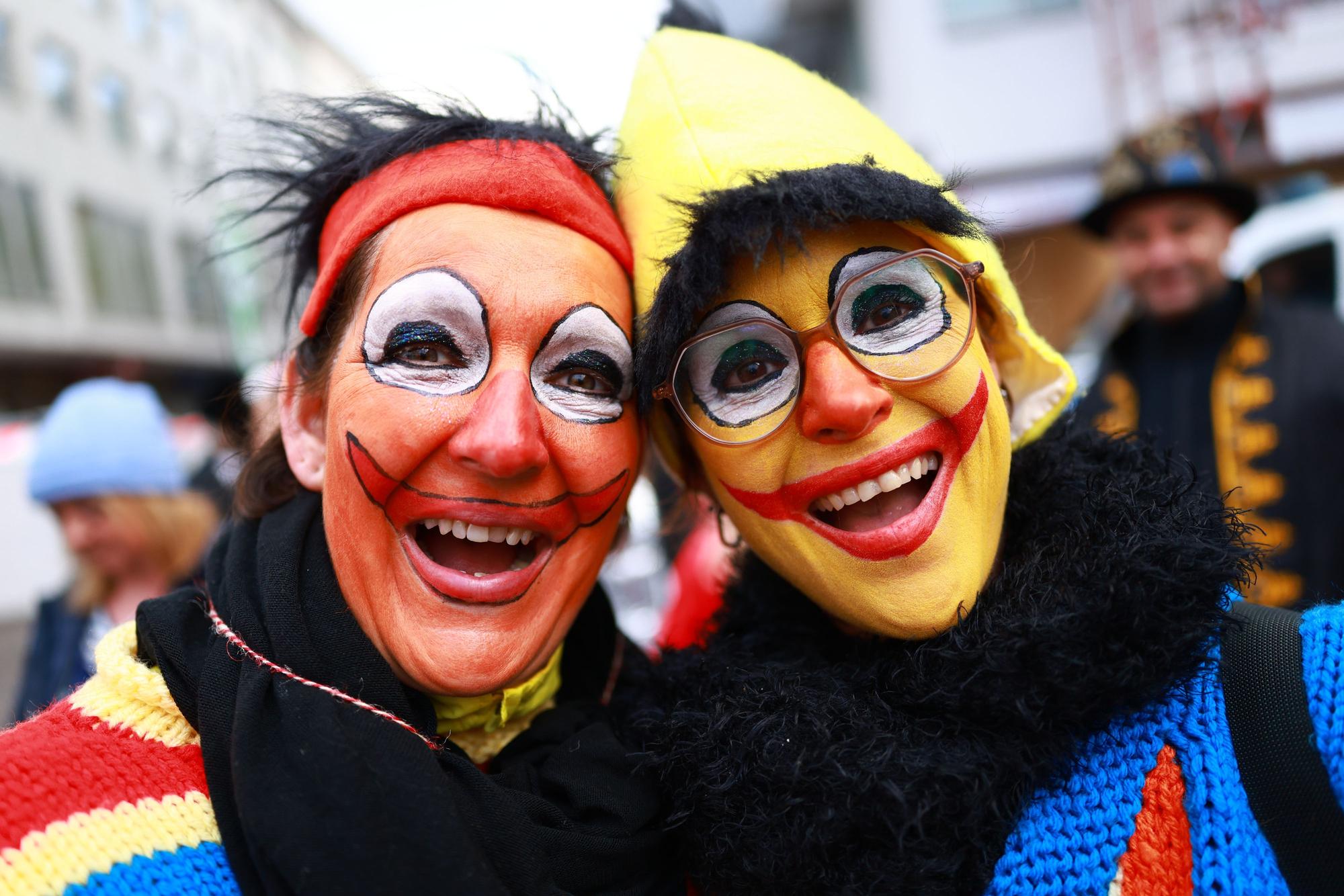 27.02.2025, Nordrhein-Westfalen, Köln: Jecken lachen auf dem Alter Markt vor dem Beginn des Karnevals. Am Donnerstag beginnt mit der Weiberfastnacht die Karnevalssession 2025 unter dem Motto "FasteLOVEnd - wenn Dräum widder blöhe". Foto: Rolf Vennenbernd/dpa +++ dpa-Bildfunk +++