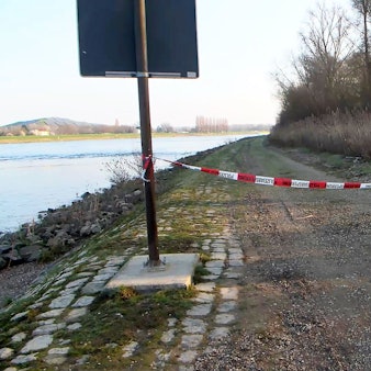 Am Rheindamm wurde die Leiche einer Frau gefunden. Daraufhin hat die Polizei die Sonderkommission «Rampe» eingerichtet. (zu dpa: «Tod von zwei Ukrainerinnen: Staatsanwalt erhebt Mord-Anklage») +++ dpa-Bildfunk +++