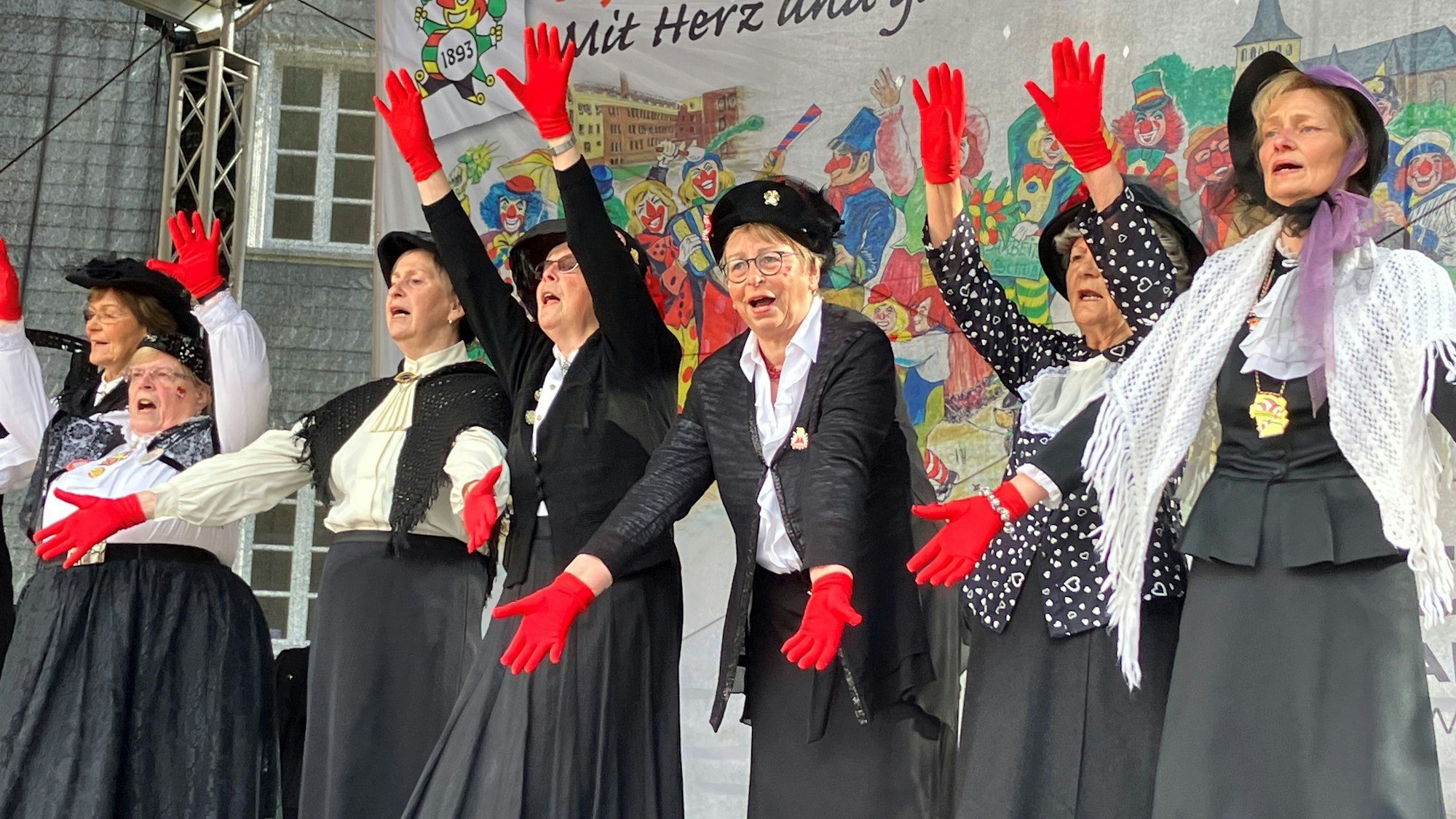 Die Engelskirchener Möhnen bei einem Tanz auf der Bühne.