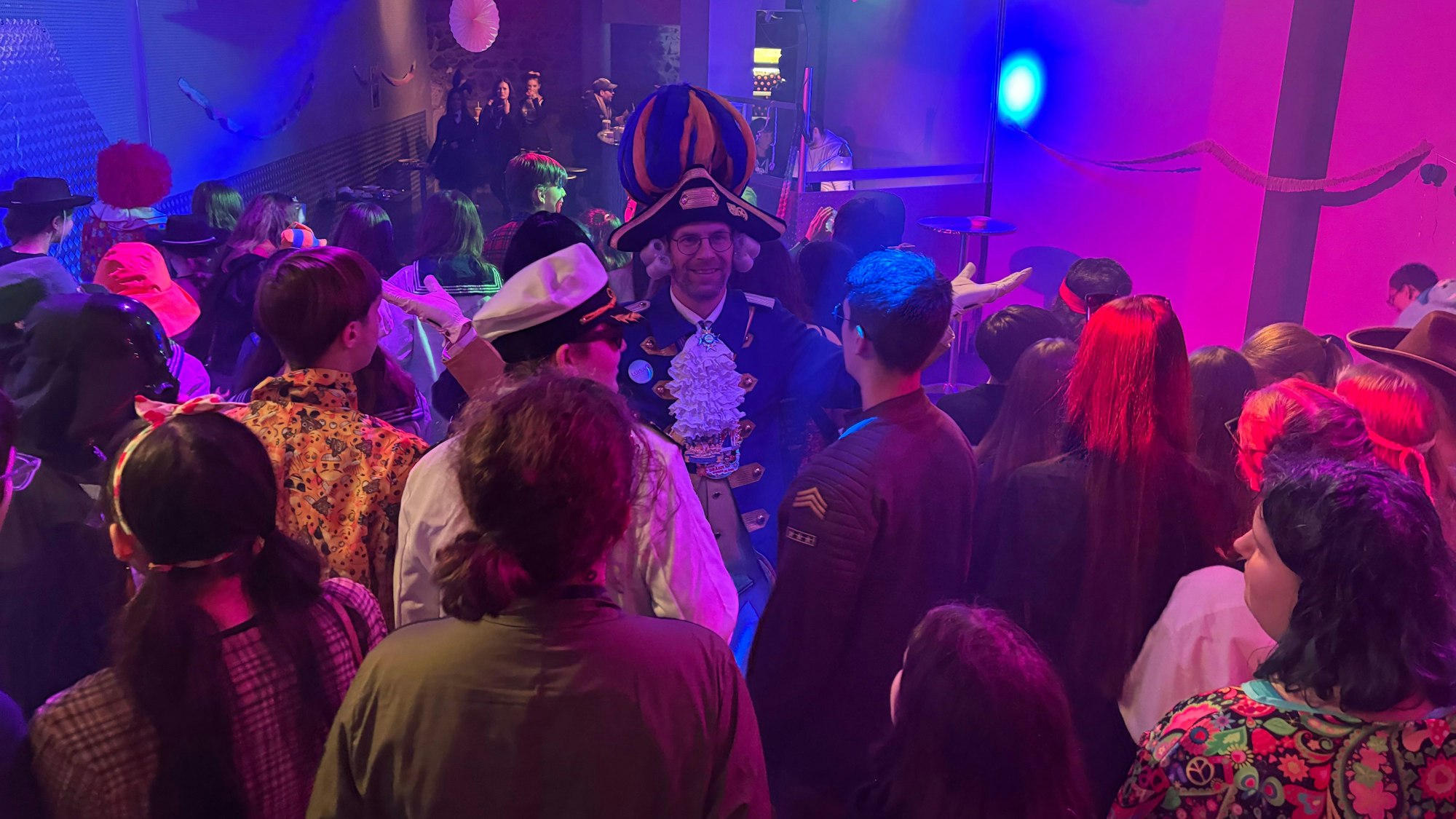 Andreas Wabnik, der Leiter des Kulturcafés in Siegburg freut sich über den Erfolg der ersten Jugendparty an Weiberfastnacht.