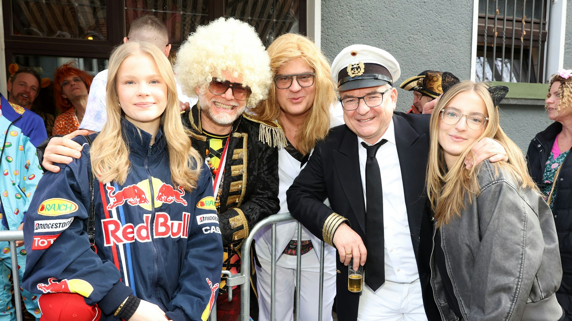 Lina und Hannah beim Treffen ihrer Väter Ingo und Achim vor dem Mainzer Hof.