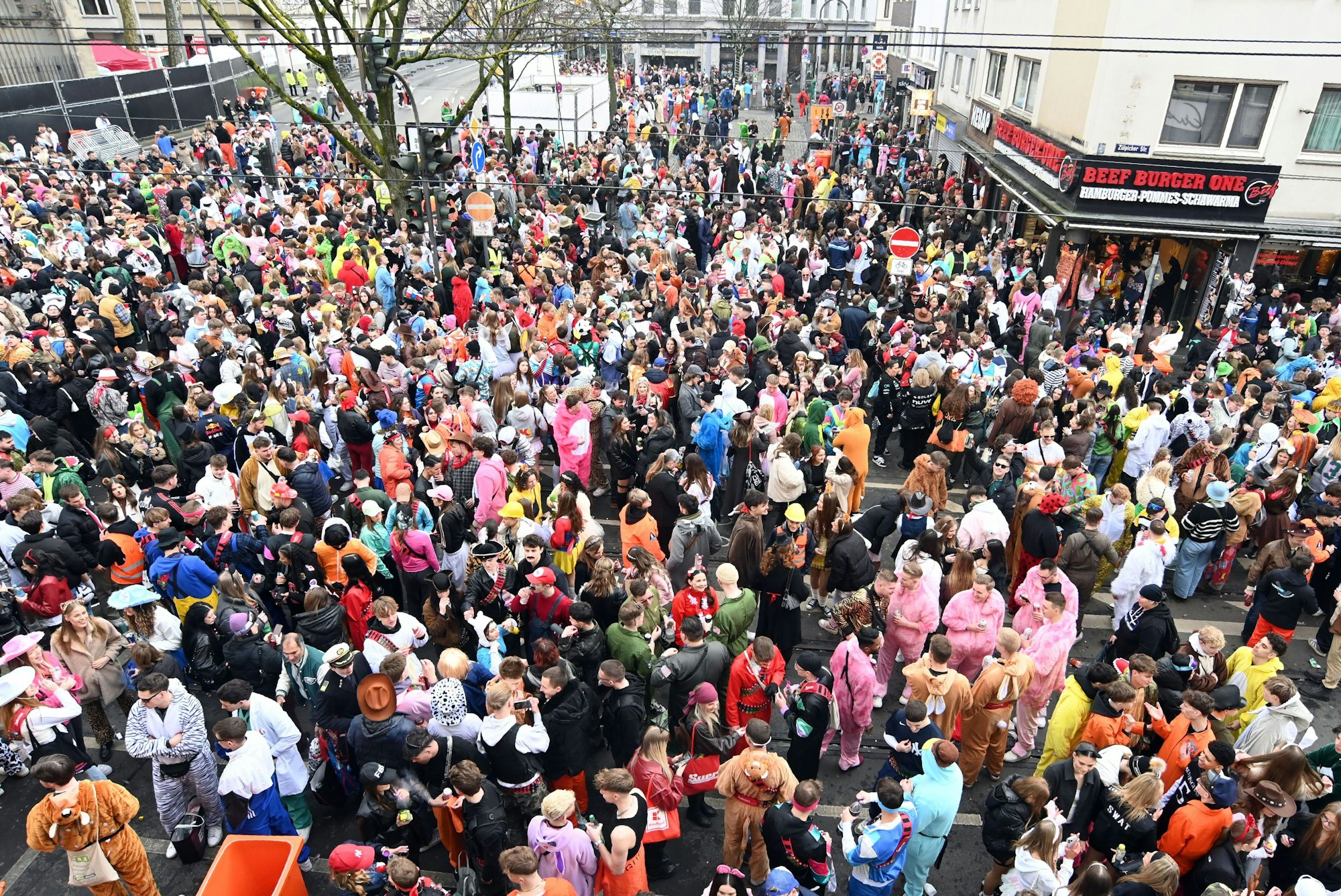 Weiberfastnacht auf der Zülpicher Straße