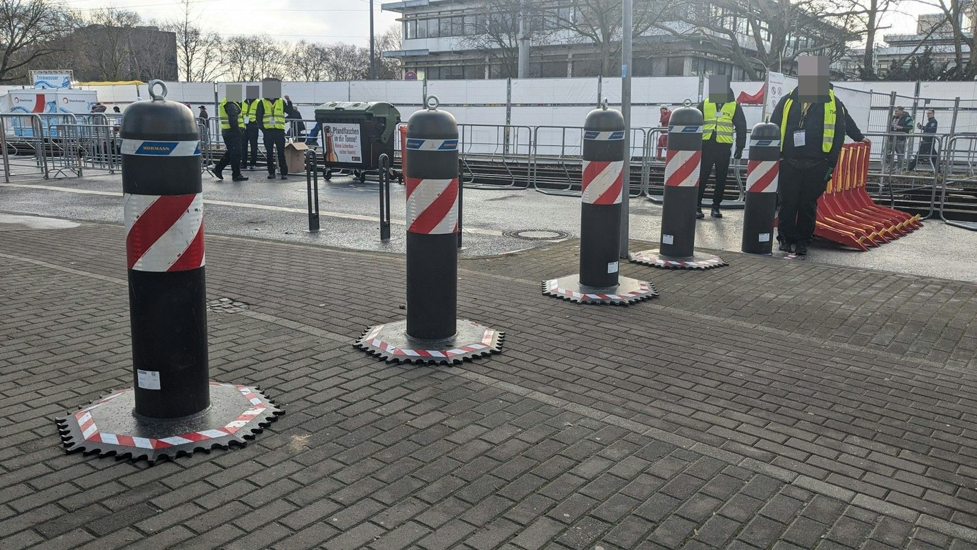 Poller, die Autos aufhalten sollen.