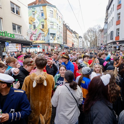 Karnevalisten feiern im vergangenen Jahr auf der Zülpicher Straße.