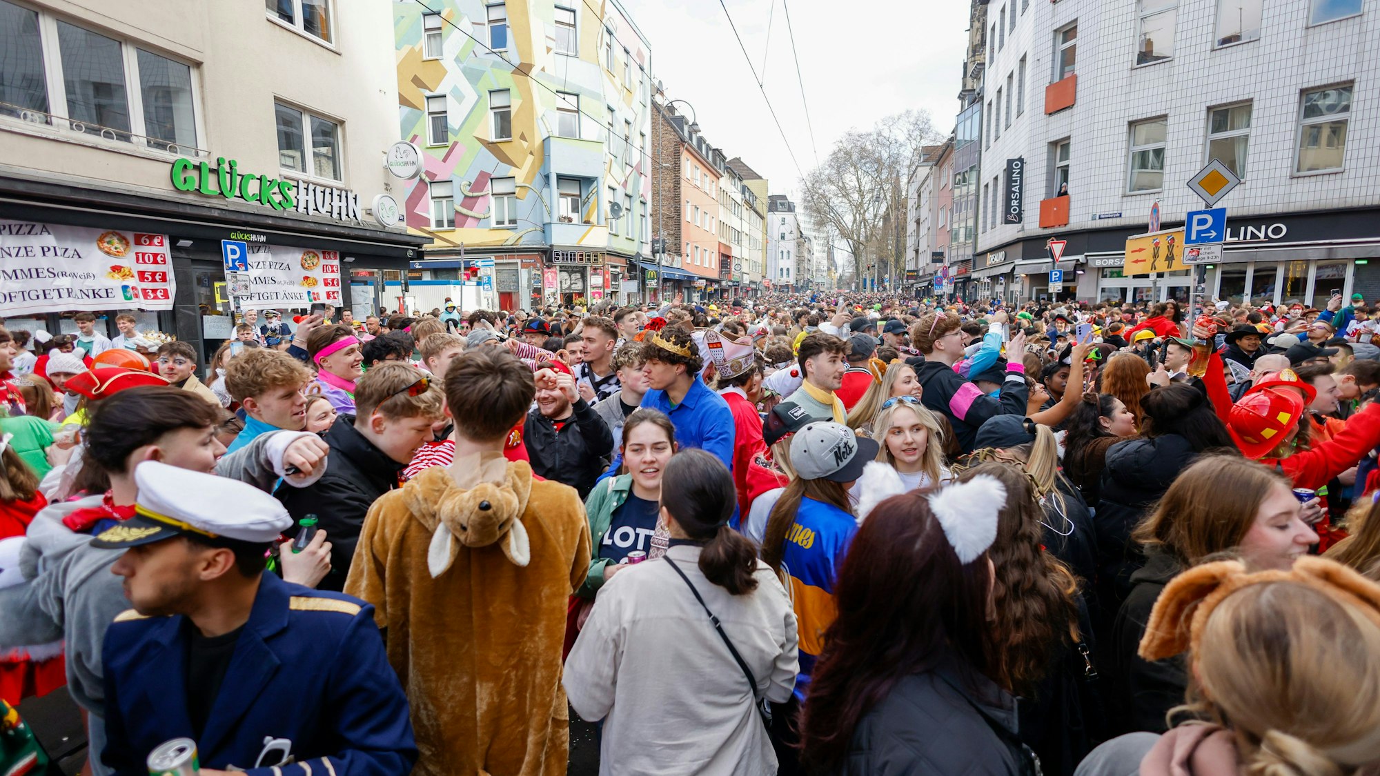 Karnevalisten feiern im vergangenen Jahr auf der Zülpicher Straße.