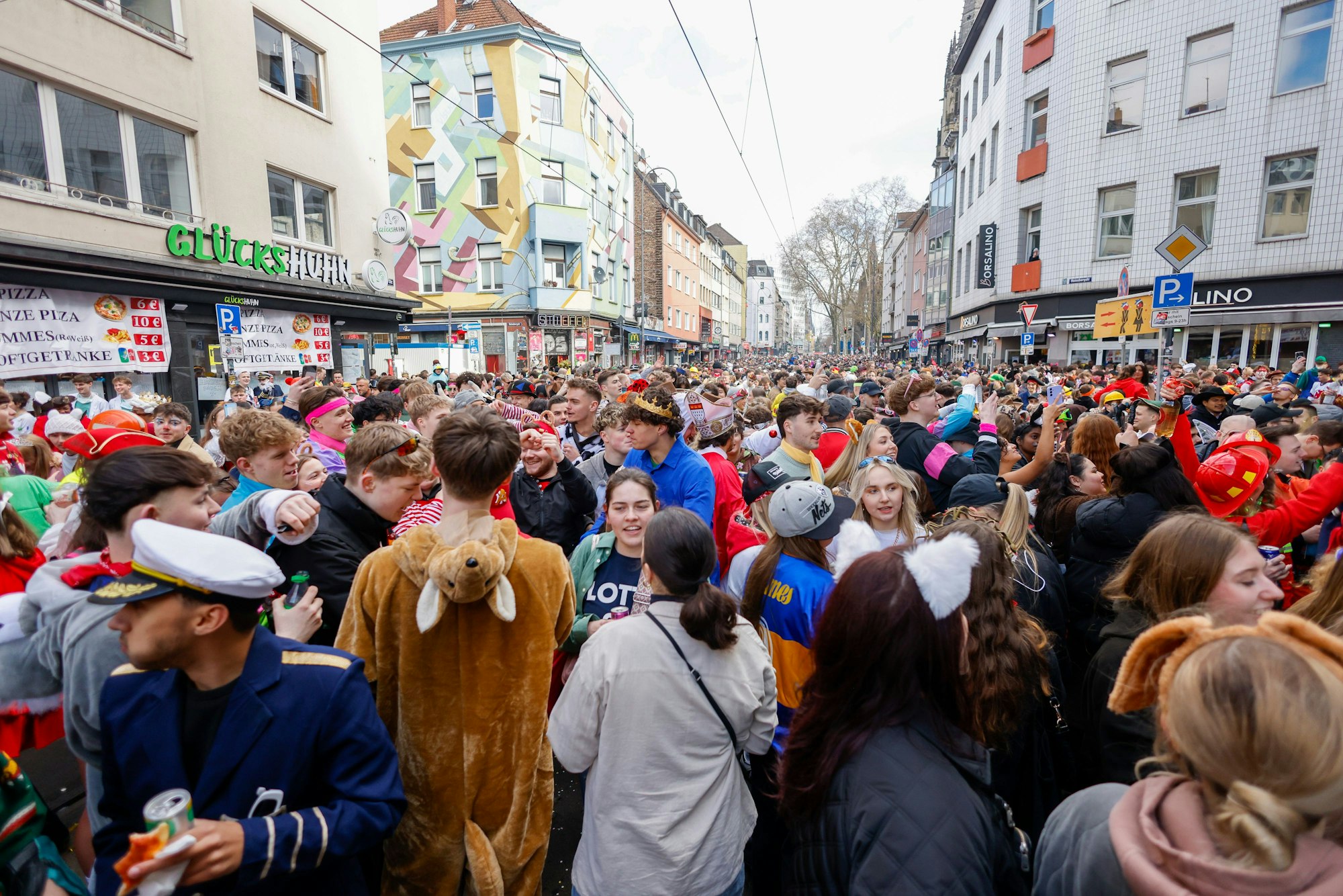 Voll, voller, Zülpicher Straße: Um 12 Uhr war der Feierhotspot noch nicht geschlossen.