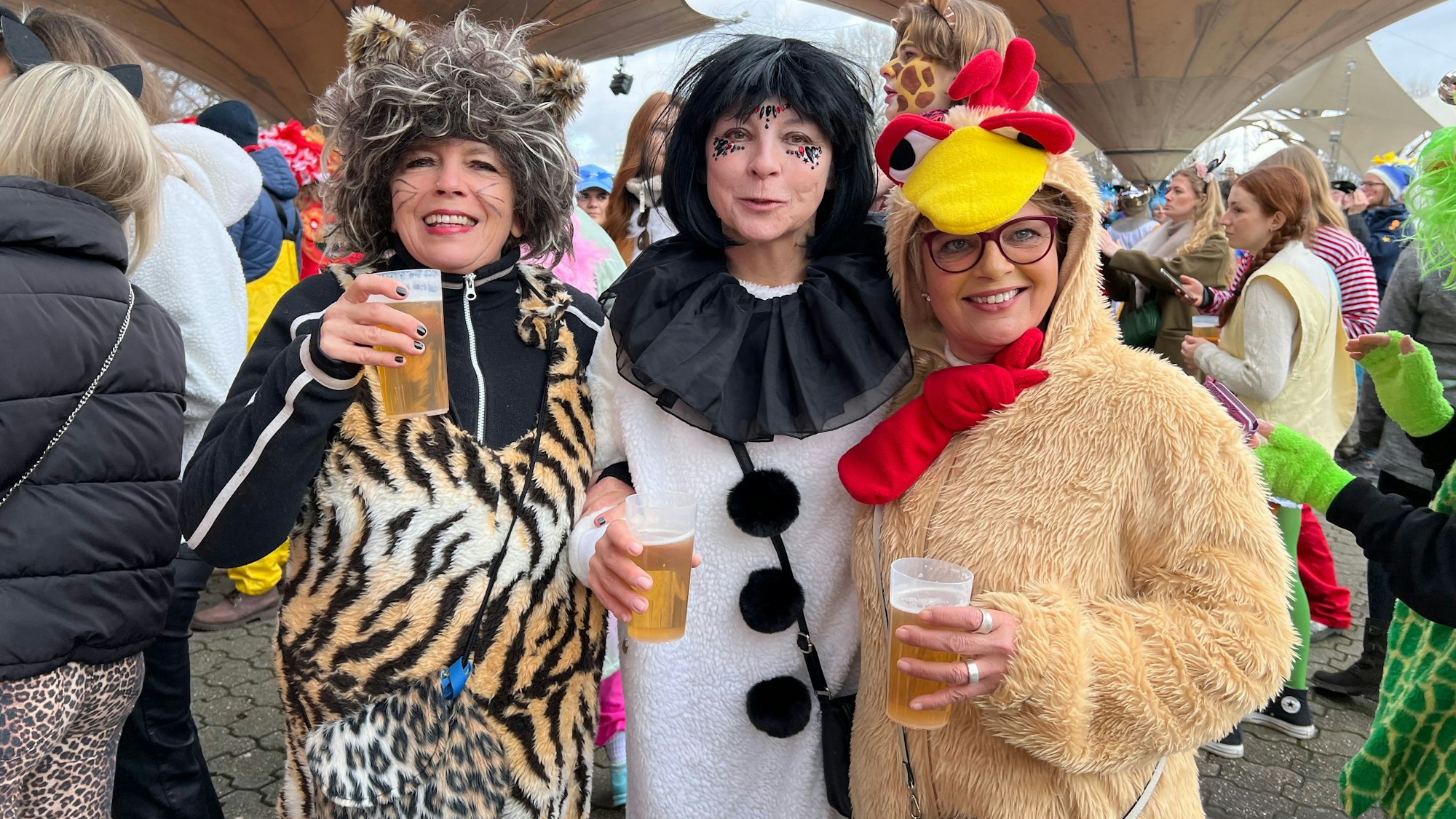 Britta (64), Heike (57) und Katrin (59) sind aus Troisdorf zur Party am Tanzbrunnen hergekommen.