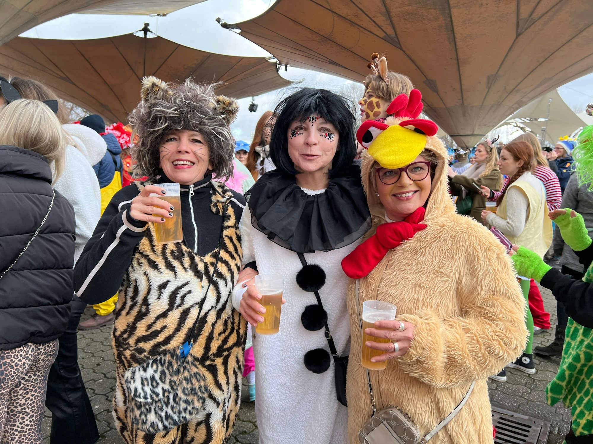 (Fast) Tierisches Dreigestirn: Karneval ist, wenn sich Tiger, Schneemann und Huhn zuprosten.