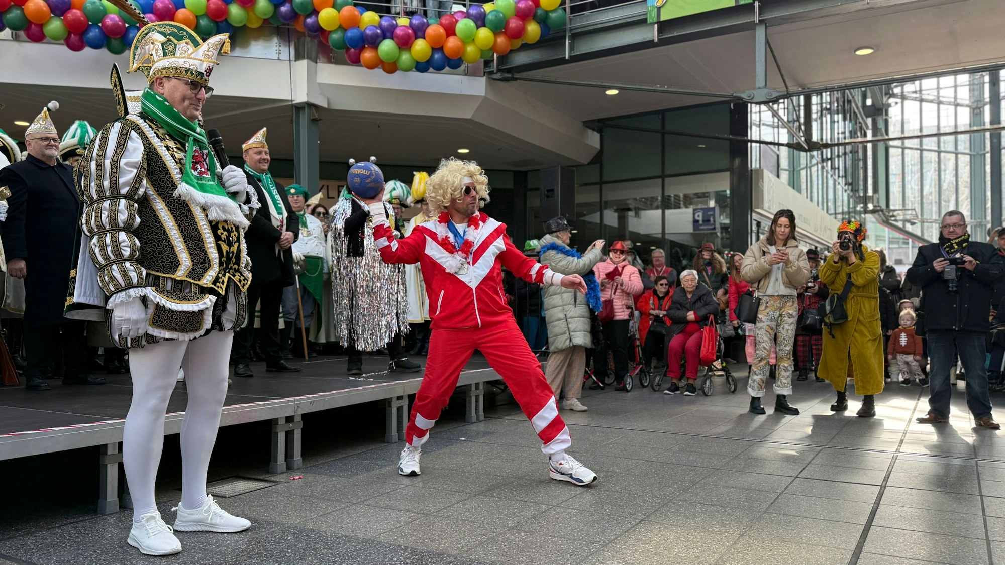 OB Uwe Richrath wirft einen Handball. Neben ihm Prinz Marco I.