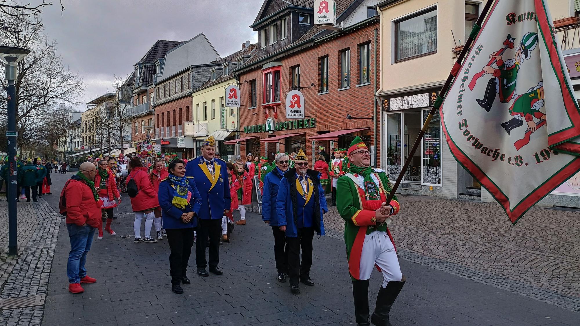 Voran gehen Jecken der Lindenthaler Lappen, erkennbar an ihren Kostümen, die aus vielen Flicken bestehen.