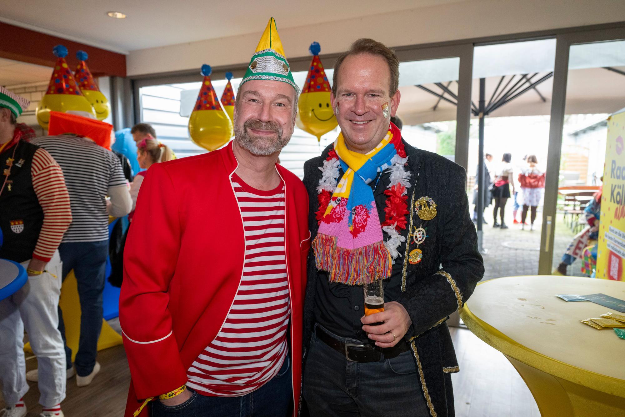 27.02.2025, Köln: Der Sizungspräsident Volker Weininger un Stefan Löcher feiern mit. Weiberfastnacht wird auch im Tanzbrunnen gefeiert. Foto: Uwe Weiser