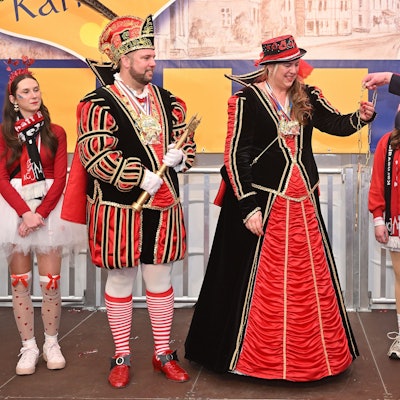 Bürgermeister Christoph Nicodemus übergibt Schlüssel zum Rathaus an Prinzenpaar.