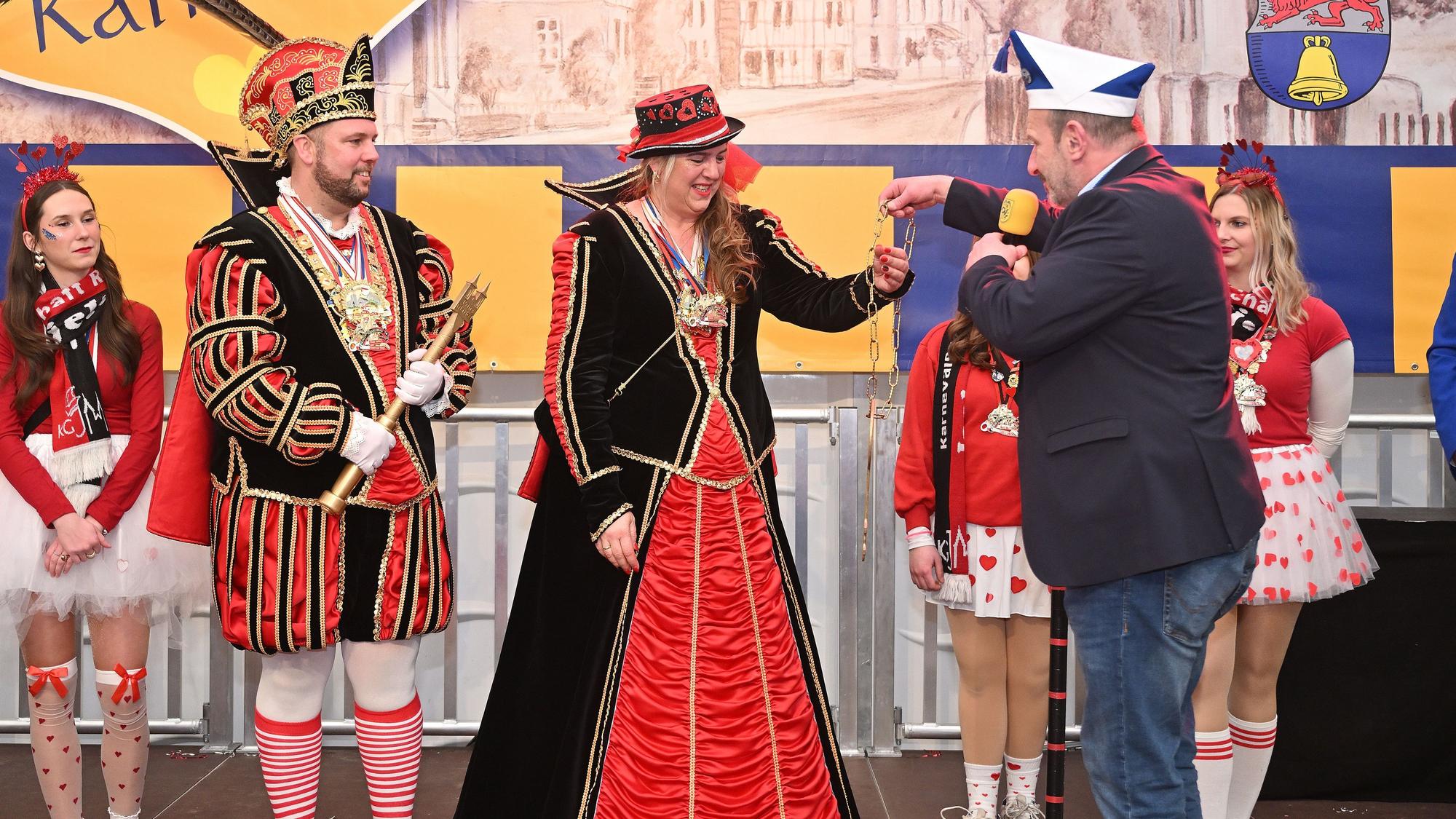 Bürgermeister Christoph Nicodemus übergibt Schlüssel zum Rathaus an Prinzenpaar.