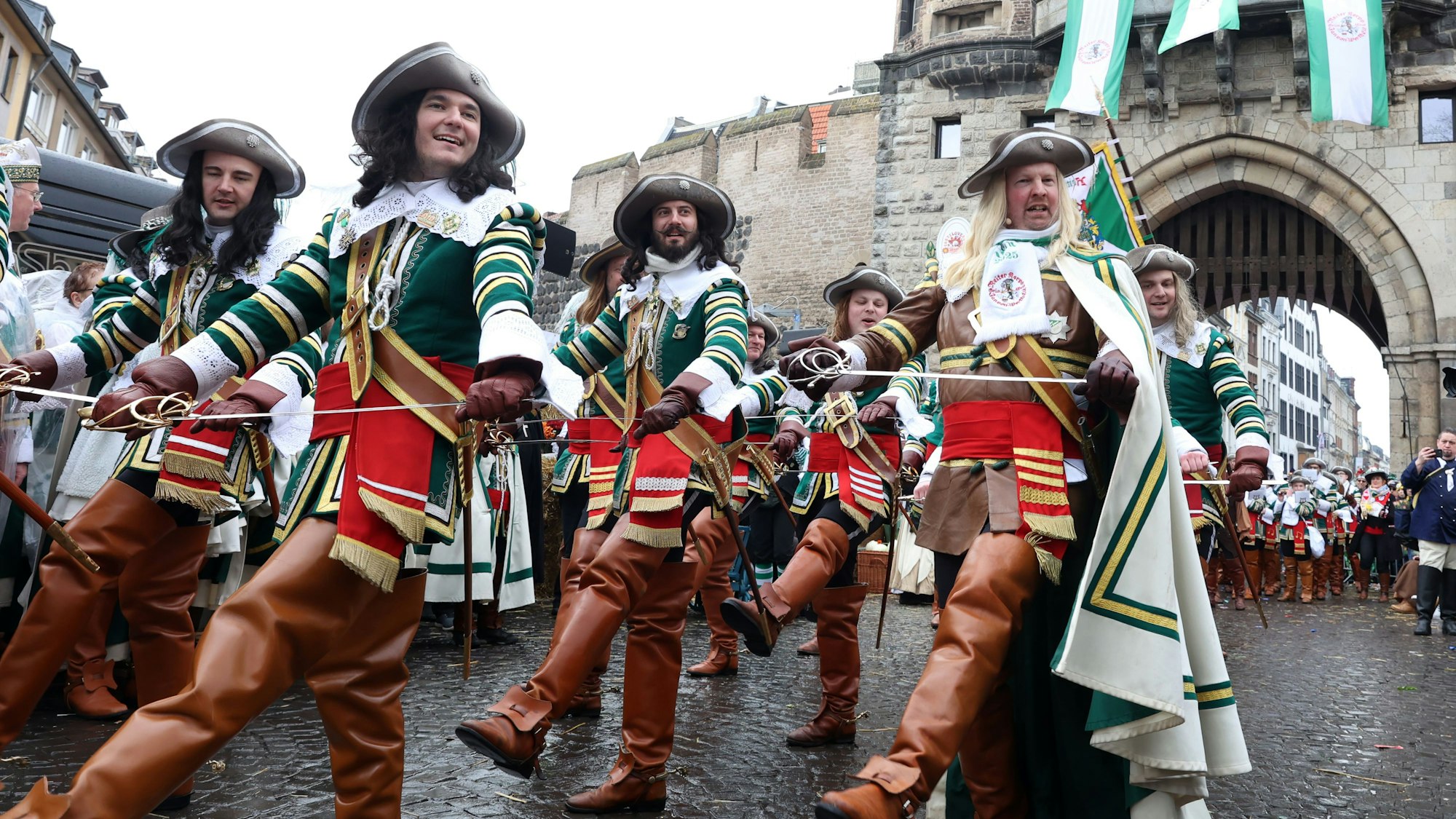 27.02.2025
Köln:
Das Historisches Spiel „Spill an d’r Vringspooz“ von Jan un Griet auf dem Chlodwigplatz im Anschluss an den Südstadtzug des Reiterkorps Jan von Werth.
Foto: Martina Goyert