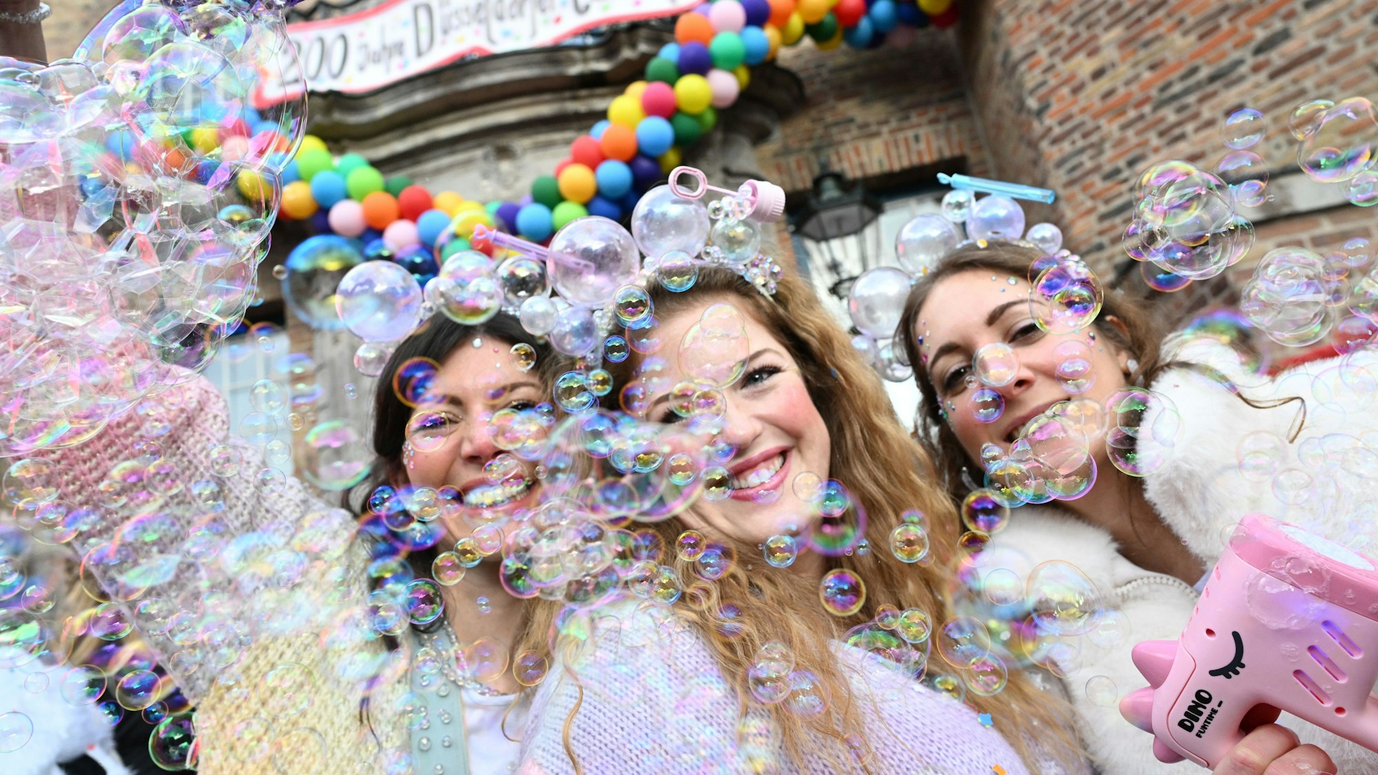 27.02.2025, Nordrhein-Westfalen, Köln: Kostümierte Jecken beginnen auf dem Alter Markt den Karneval zu feiern. Am Donnerstag beginnt mit der Weiberfastnacht die Karnevalssession 2025 unter dem Motto "FasteLOVEnd - wenn Dräum widder blöhe". Foto: Rolf Vennenbernd/dpa +++ dpa-Bildfunk +++