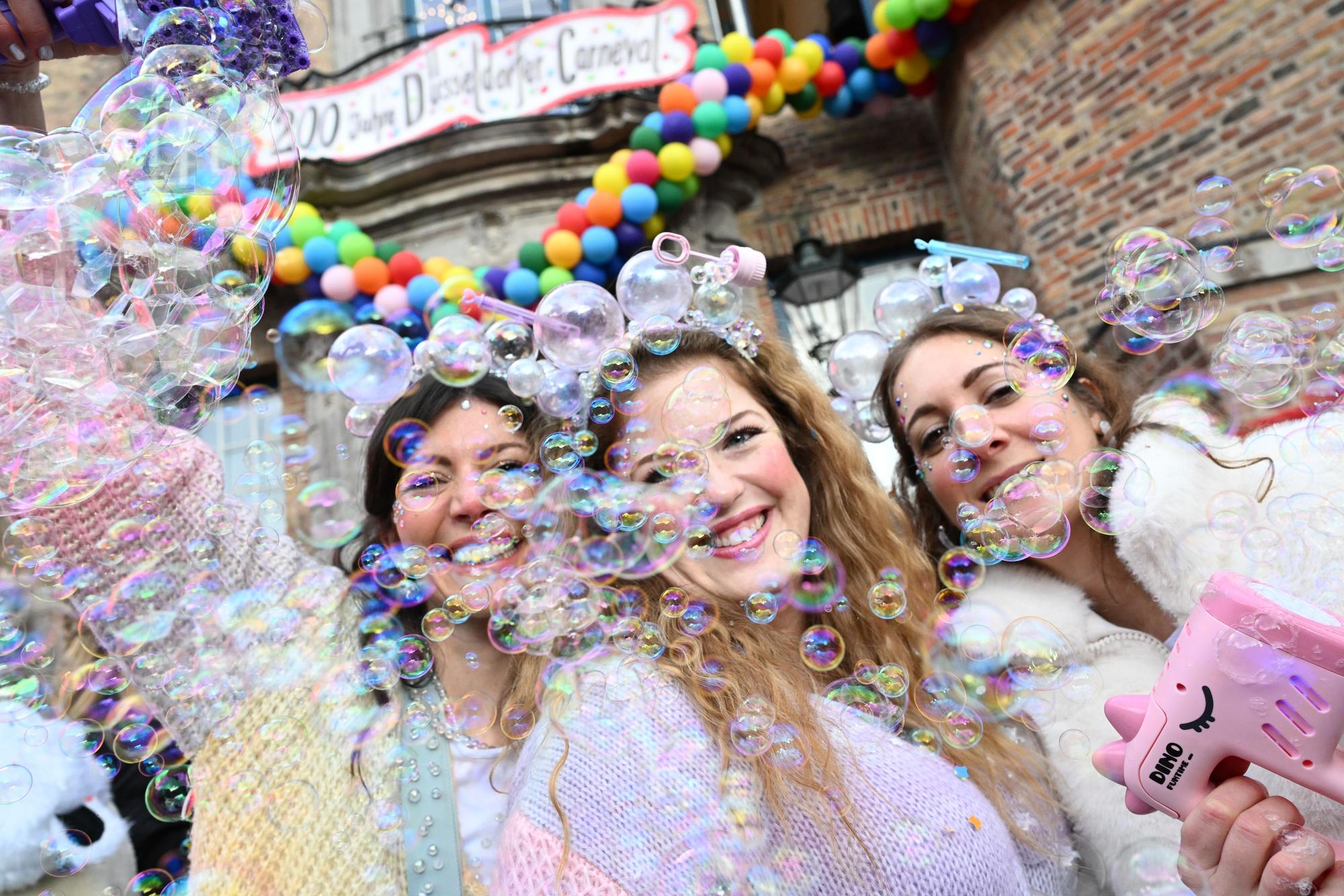 Kostümierte Jecken beginnen auf dem Alter Markt den Karneval zu feiern.