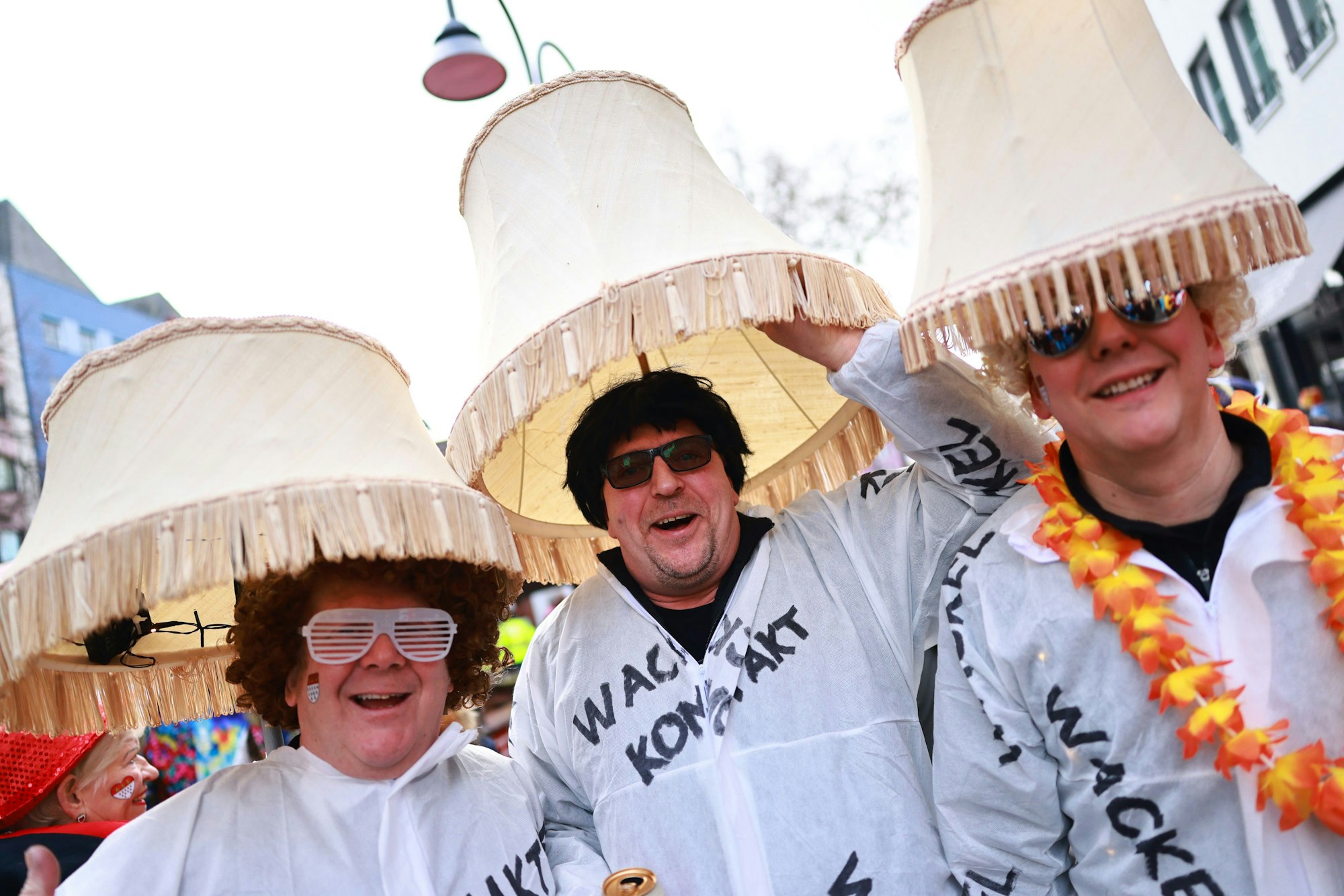 Die Drei mit dem Wackelkontakt: Für die Kneipe ist das Kostüm vielleicht nicht empfehlenswert, aber vermutlich regendicht.