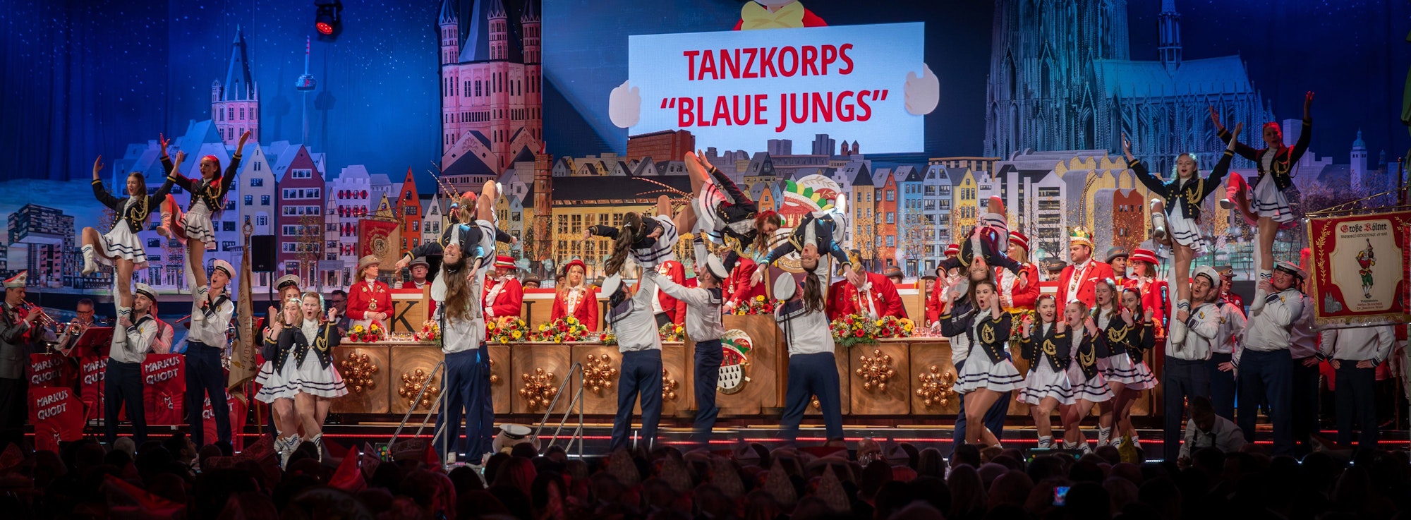 Auf dem Bild ist die Tanzgruppe auf der Bühne zu sehen.