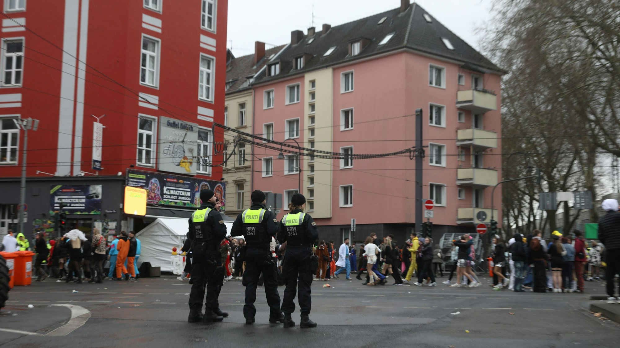 Kontrollen an der Zülpicher Straße verliefen ohne größere Zwischenfälle und mit nur wenigen Abweisungen (75).
