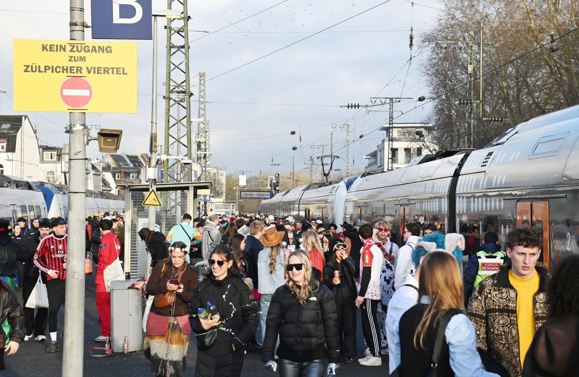 Tausende reisen heute mit dem Zug nach Köln an.
