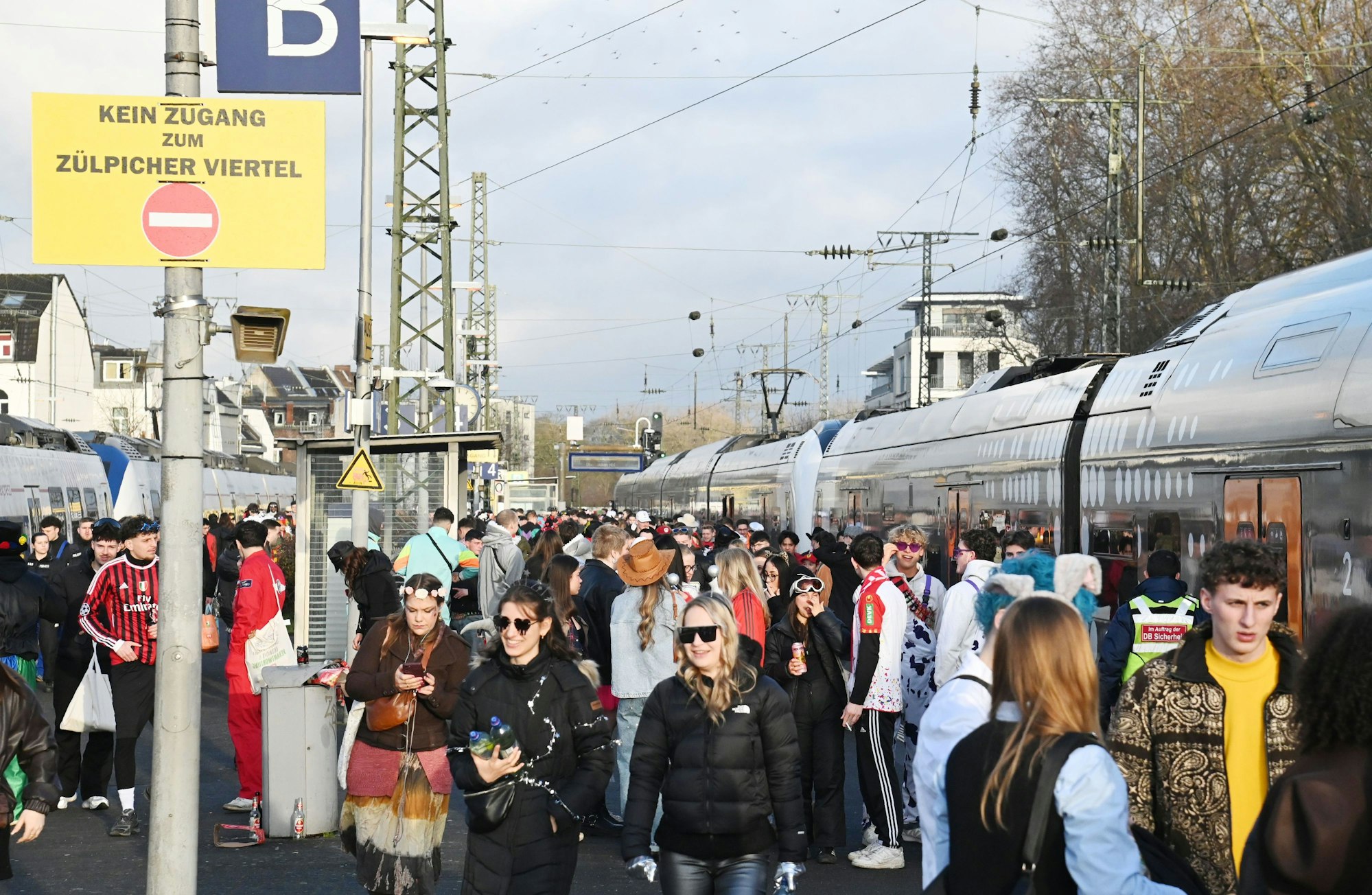 Tausende reisen heute mit dem Zug nach Köln an.