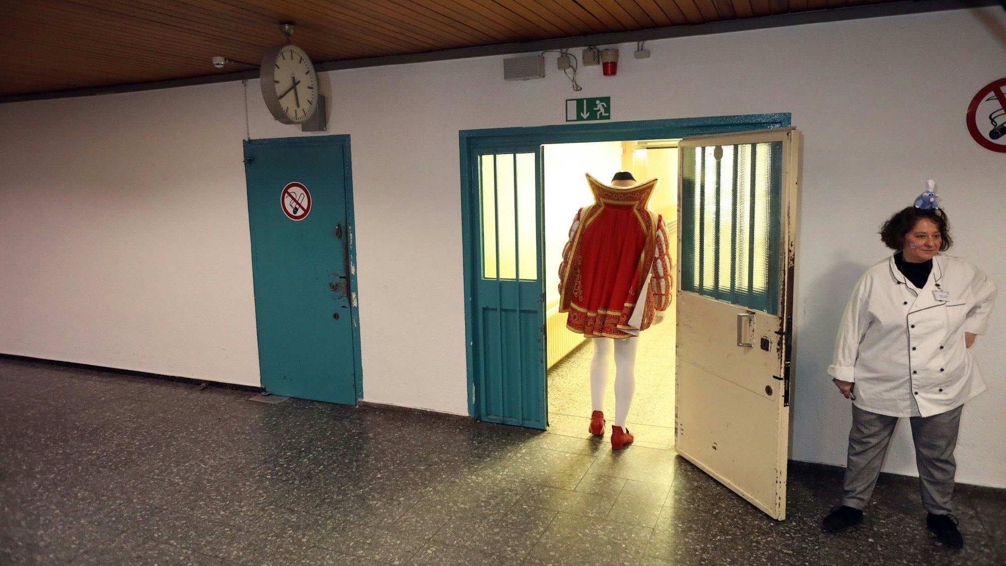 Das Dreigestirn um Prinz René auf der Karnevalssitzung in der JVA Köln für weibliche Inhaftierte.