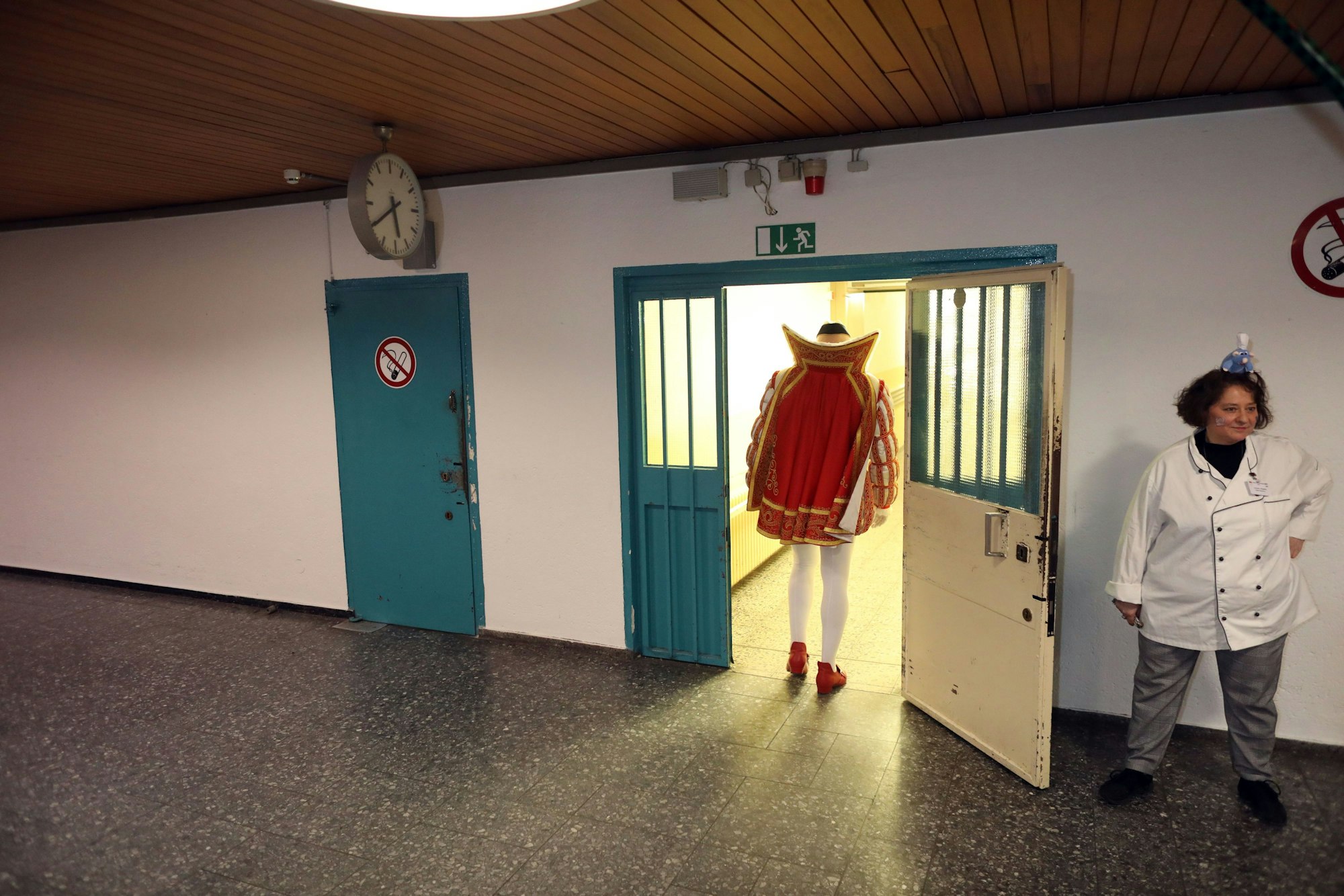 26.02.2025, Köln: Das Dreigestirn um Prinz René auf der Karnevalssitzung in der JVA Köln für weibliche Inhaftierte. Foto: Arton Krasniqi
