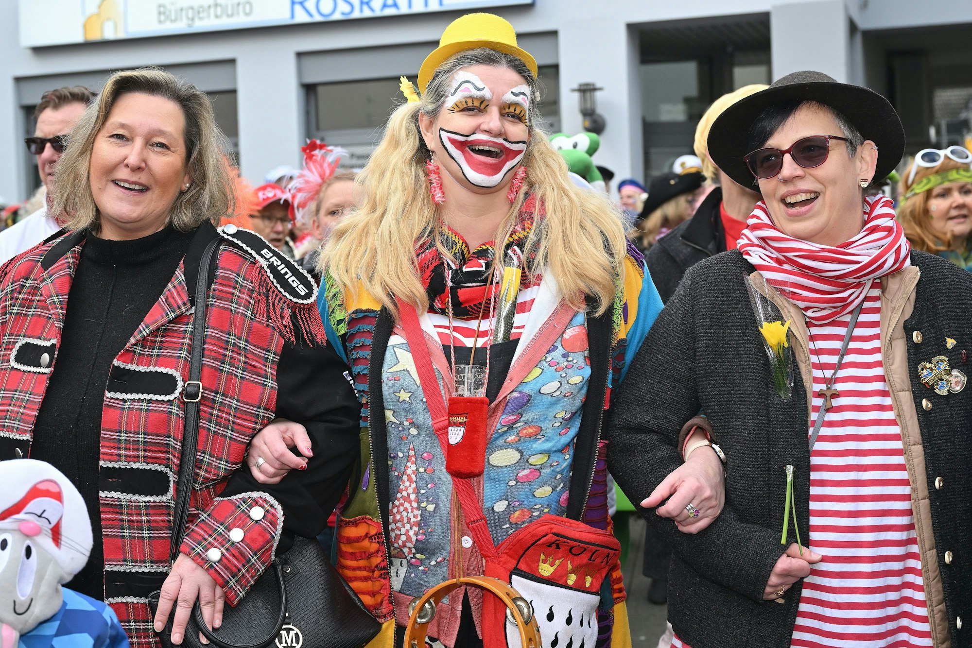 Das jecke Weibervolk fühlte sich beim Rathaussturm in Rösrath offensichtlich gut unterhalten.