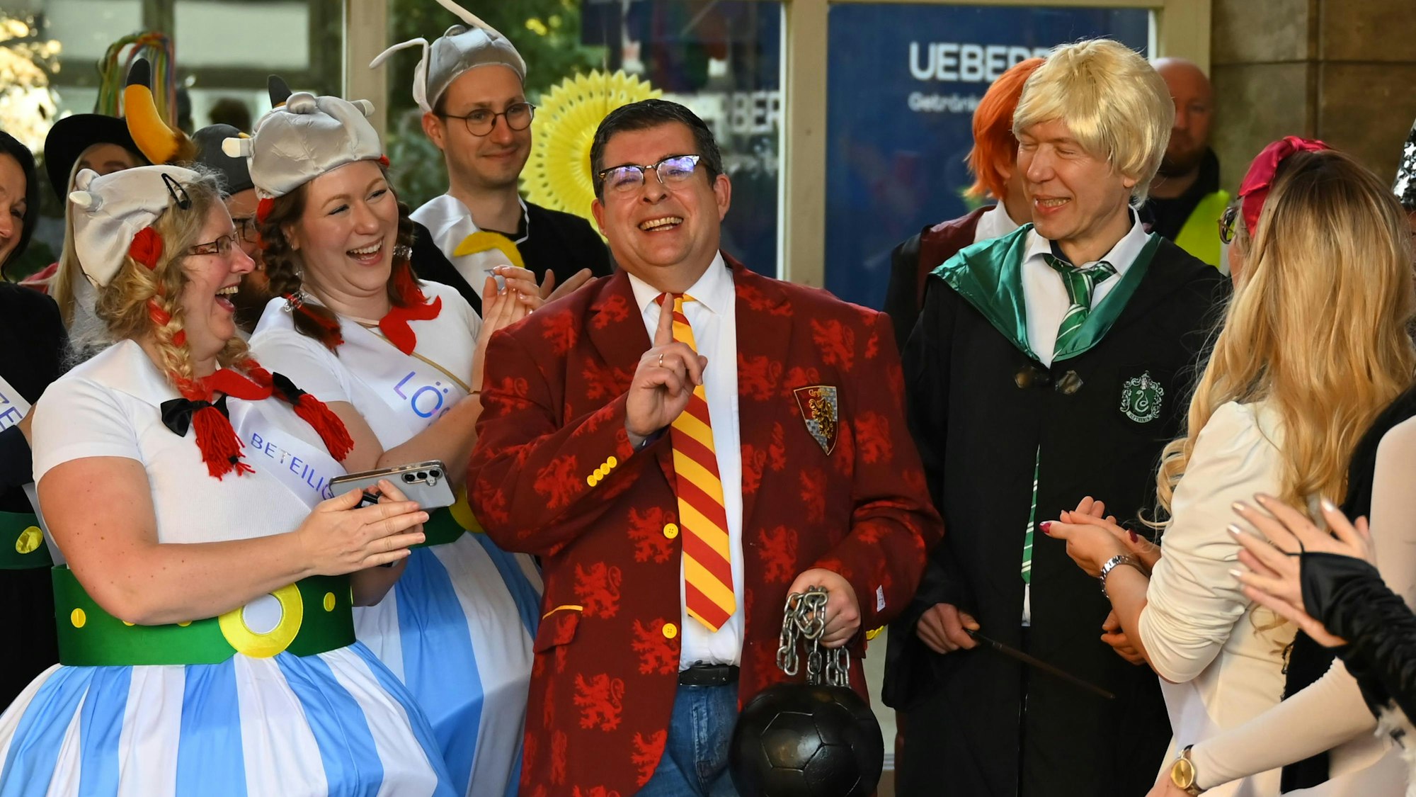 Gummersbachs Bürgermeister Frank Helmenstein, verkleidet als Harry Potter, beim Rathaussturm.