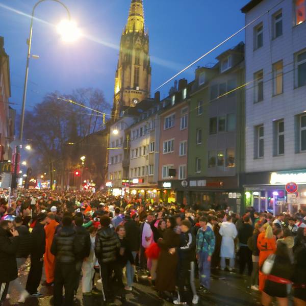 Die Partystimmung auf der Zülpicher Straße ist am Abend bestens.