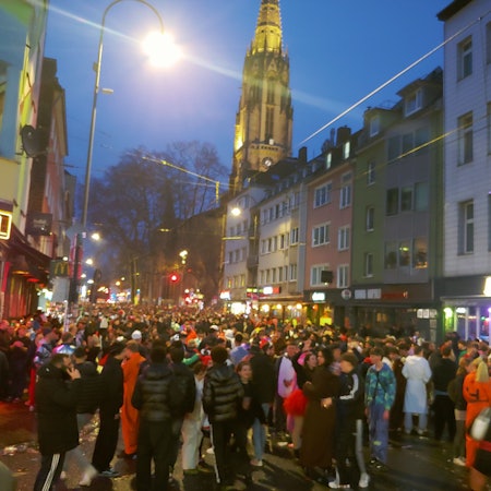 Die Partystimmung auf der Zülpicher Straße ist am Abend bestens.